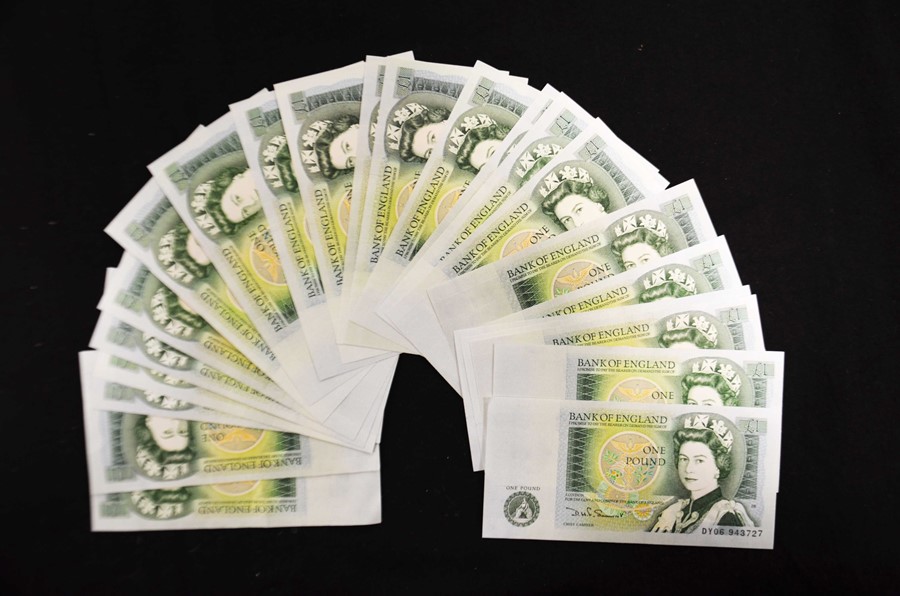 A group of British green One Pound notes (23)