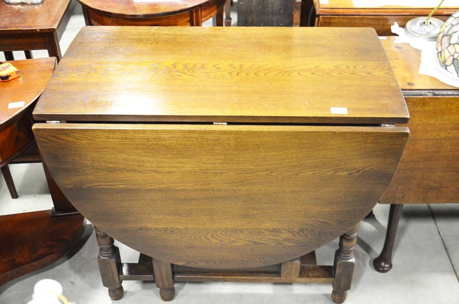 An oak gateleg dining table, 150 x 90 cm