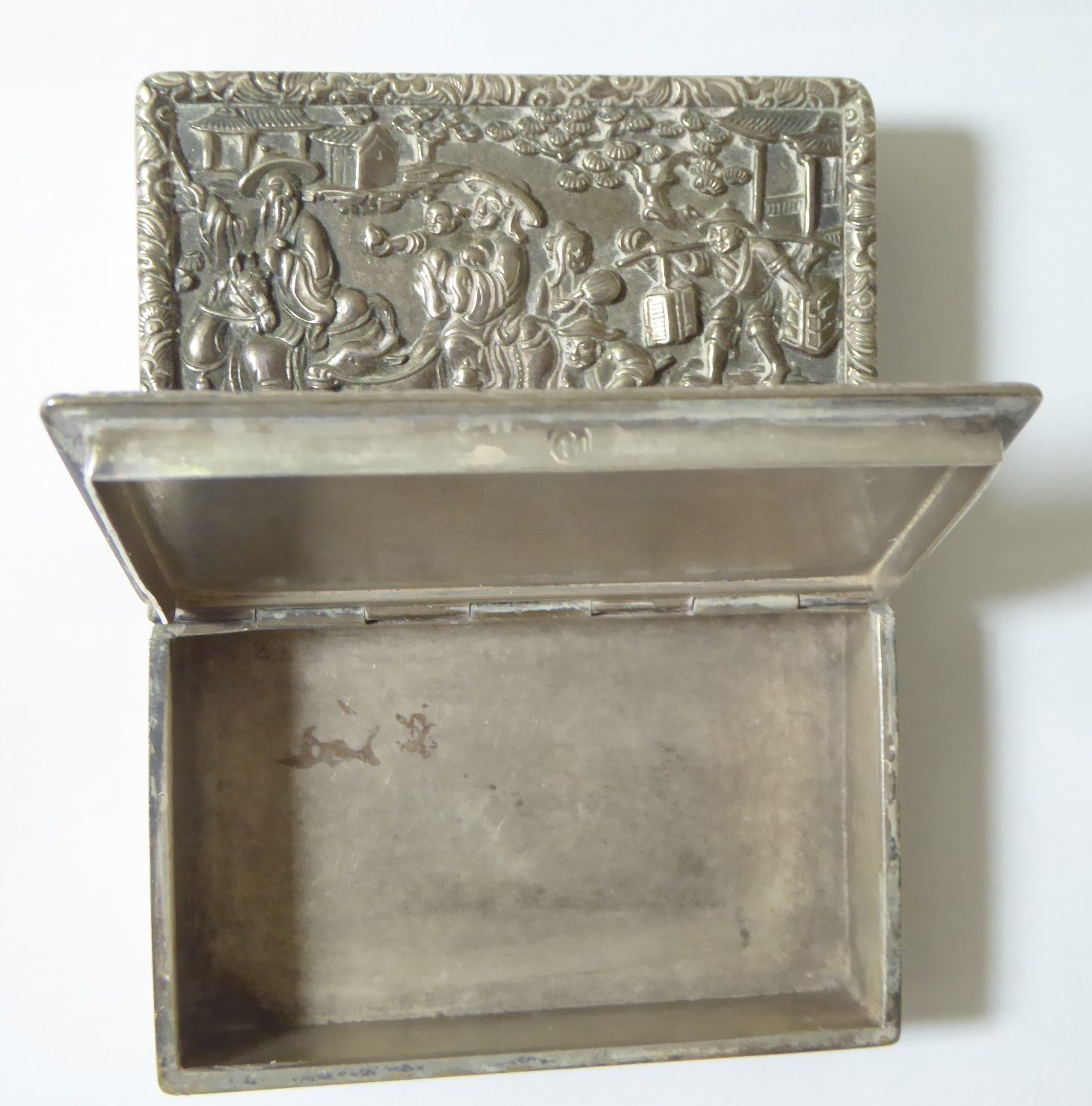 A near pair of Continental silver pill boxes depicting Chinese figural scenes, gilt interior, - Image 4 of 4