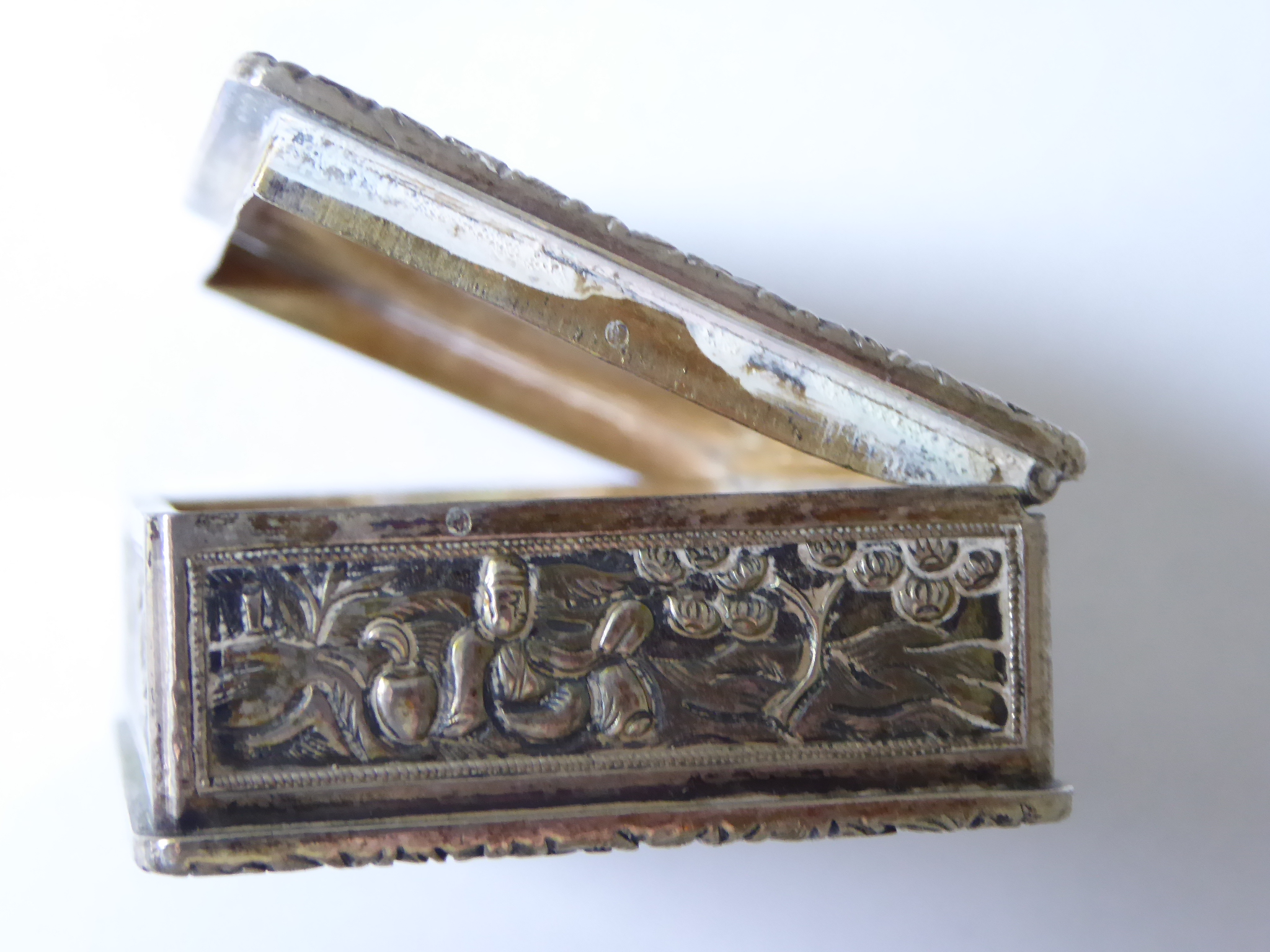 A near pair of Continental silver pill boxes depicting Chinese figural scenes, gilt interior, - Image 2 of 4