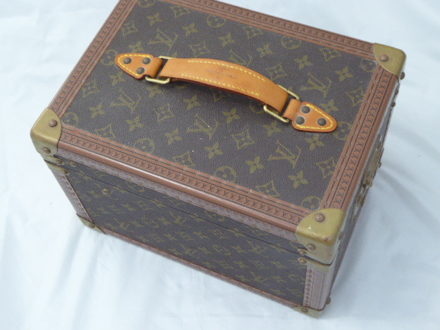 Louis Vuitton travel vanity case, compartmentalised internal box with mirror, canvas and leather, - Image 5 of 8