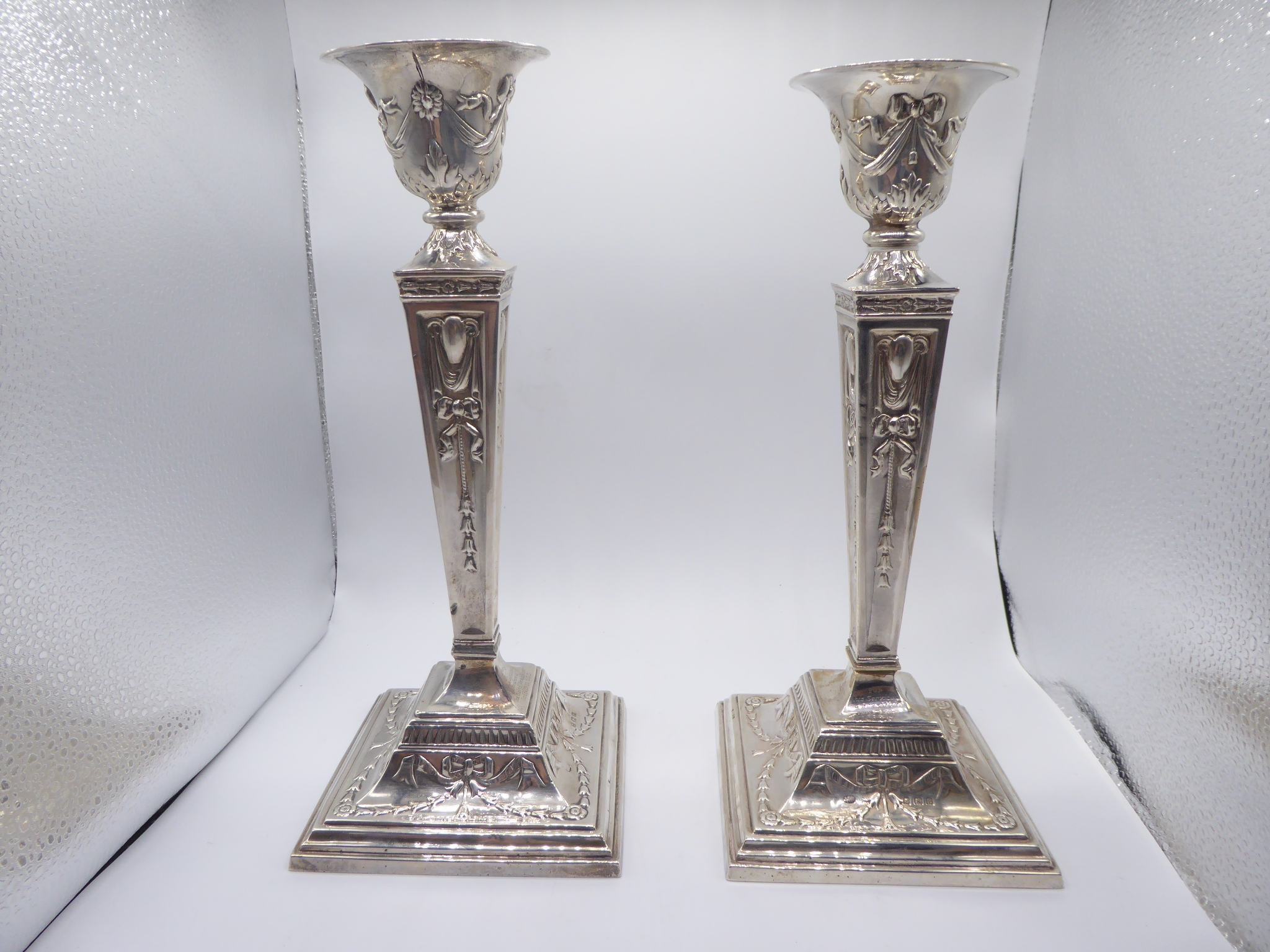 A pair of Neo Classical silver candlesticks, hallmarked Birmingham 1929, maker Burtons & Waters, H. - Image 2 of 4