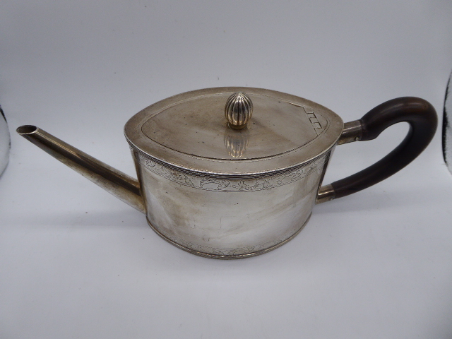 A Dutch silver teapot, Francois Marcus Simons, The Hague, approx 16.8oz, H.11cm