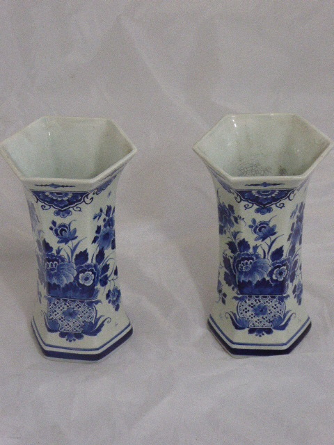 A pair of blue and white Delft flute vases, signed to bases and dated 1925, H.23cm