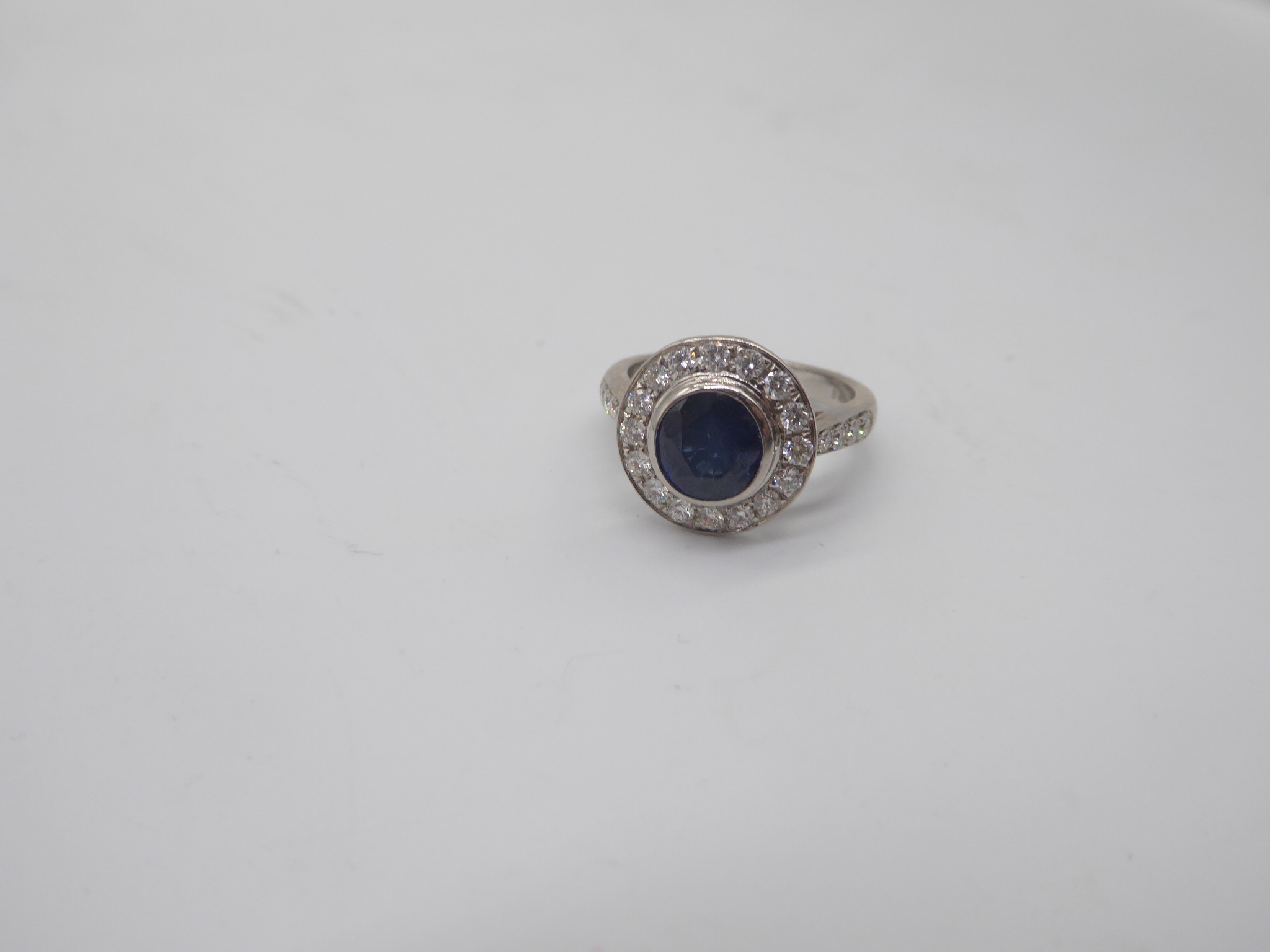 Single Sapphire ring flanked with small diamonds, mounted on 18ct white gold. - Image 3 of 4