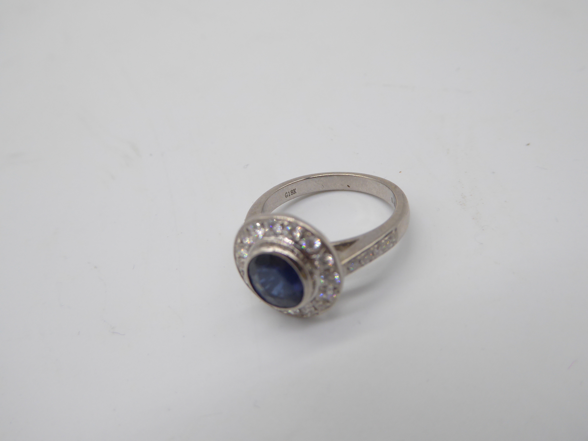 Single Sapphire ring flanked with small diamonds, mounted on 18ct white gold. - Image 2 of 4