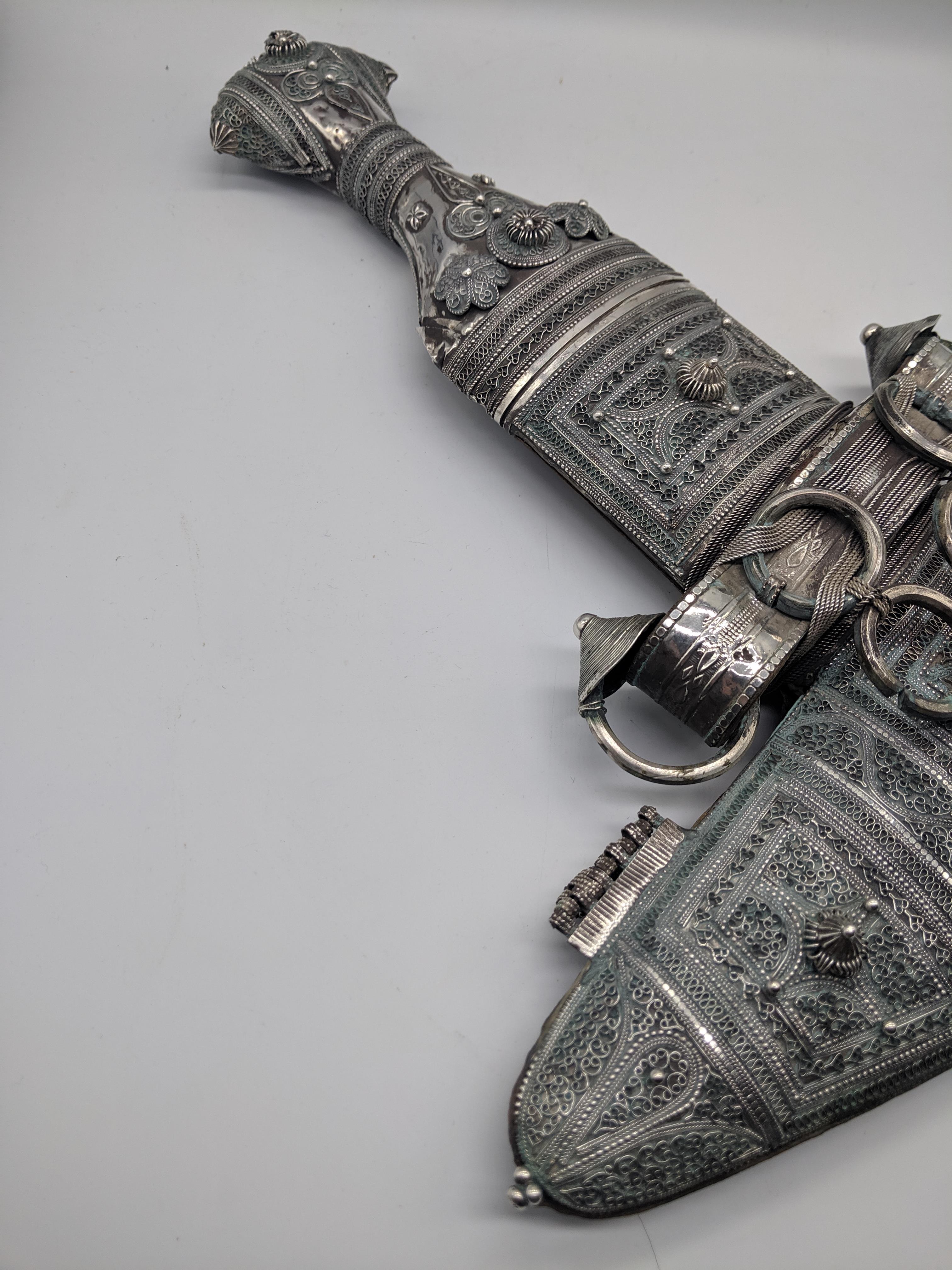 A silver Middle Eastern Khanjar dagger, filigree decor with leather back - Image 4 of 4