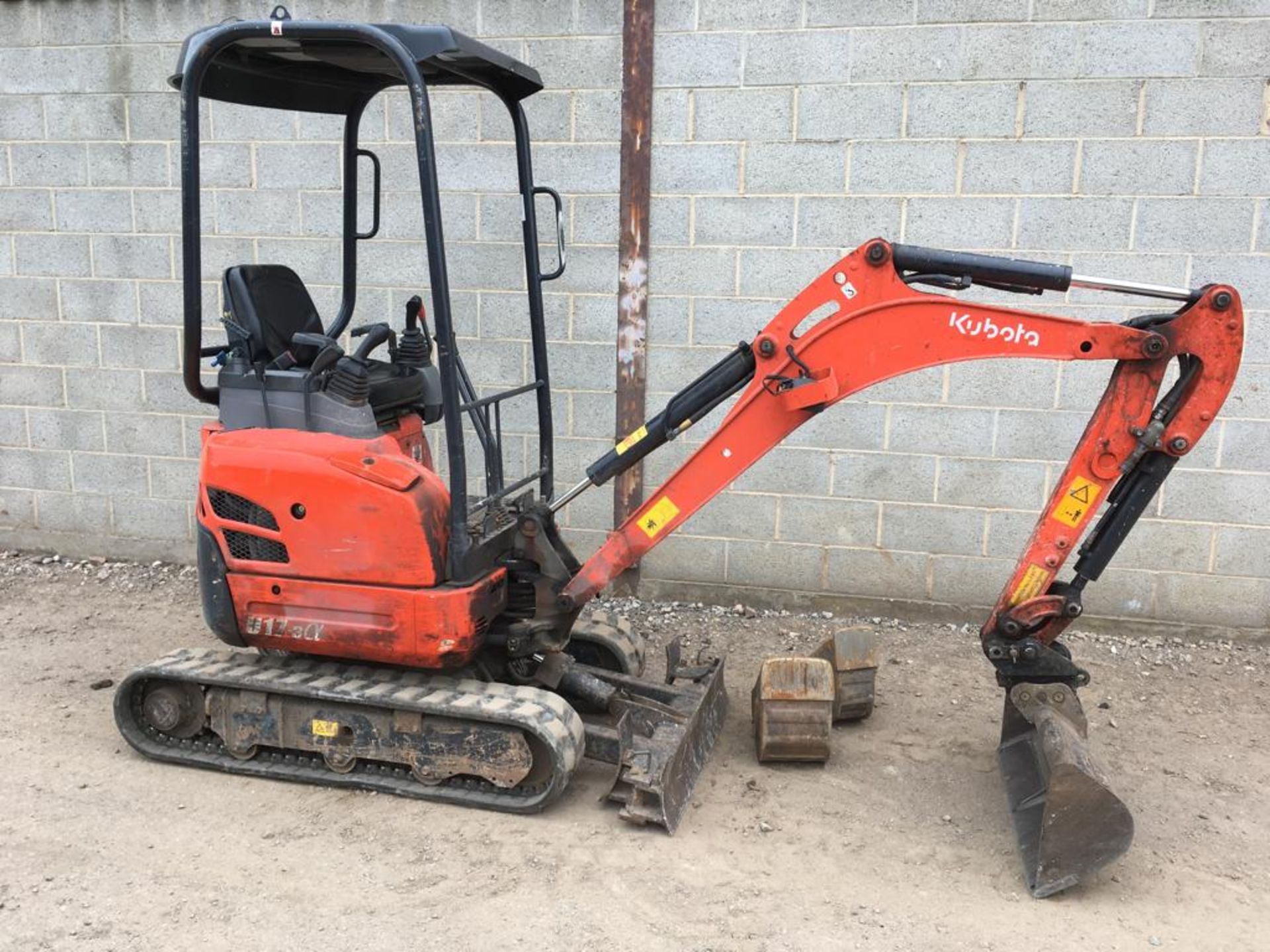 Kubota U17-3 Mini Rubber Tracked Excavator, 2,624 Hours, Serial No.27327, (2016) with 3 Buckets as - Image 2 of 17