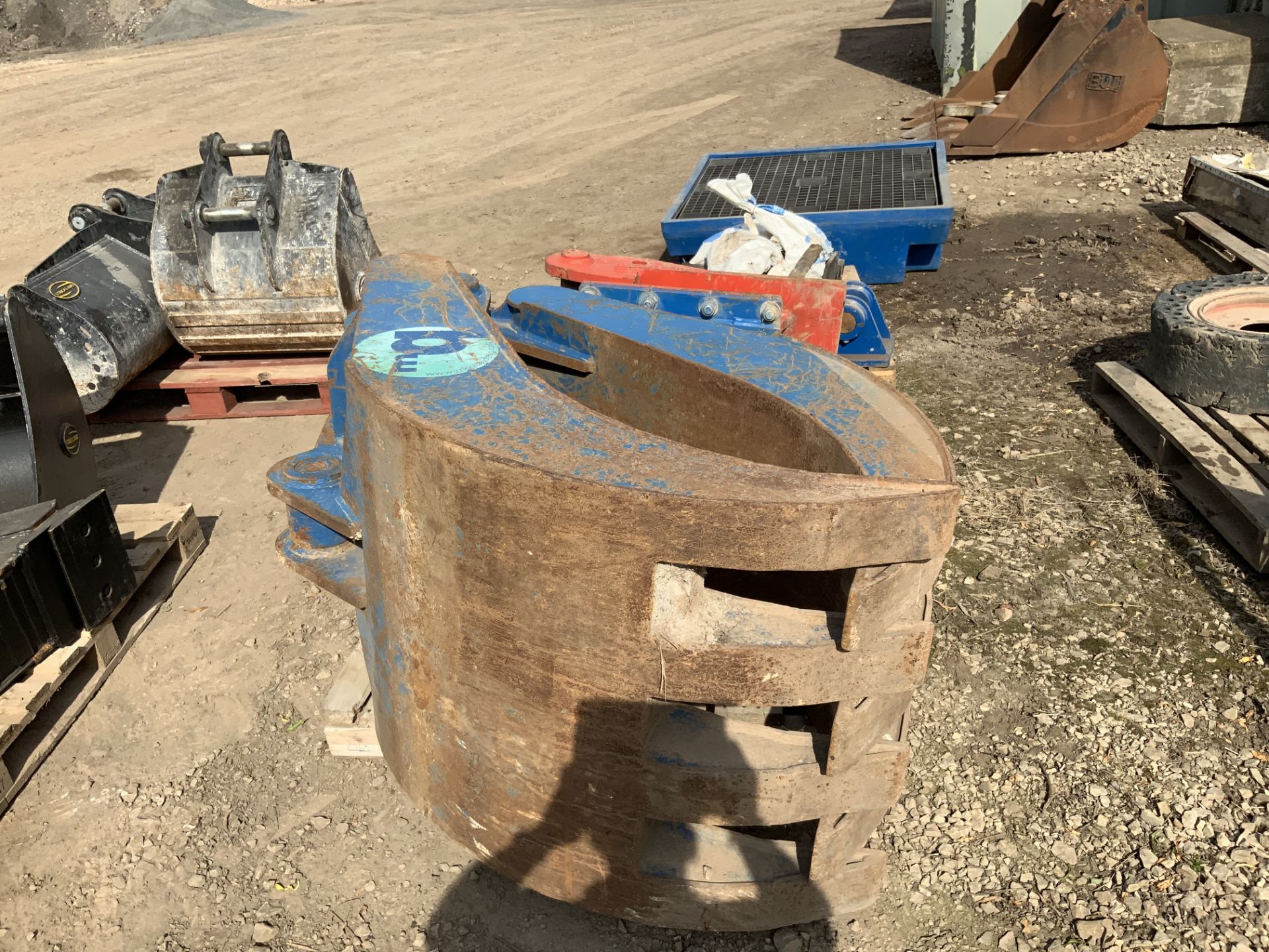 McQuaid Engineering MB2500 Solid Leg Grapple to Suit 20 Tonne Excavator, Serial No. MB00218 (2012) - Image 3 of 15