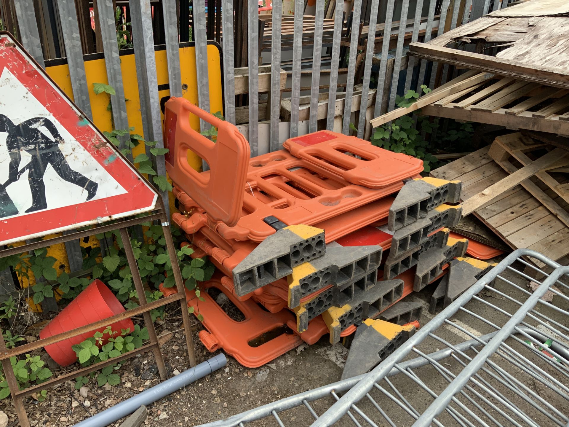 Large Quantity of Traffic Management Road Barriers, Various Interlocking Barrier Systems, Colours, - Image 4 of 7