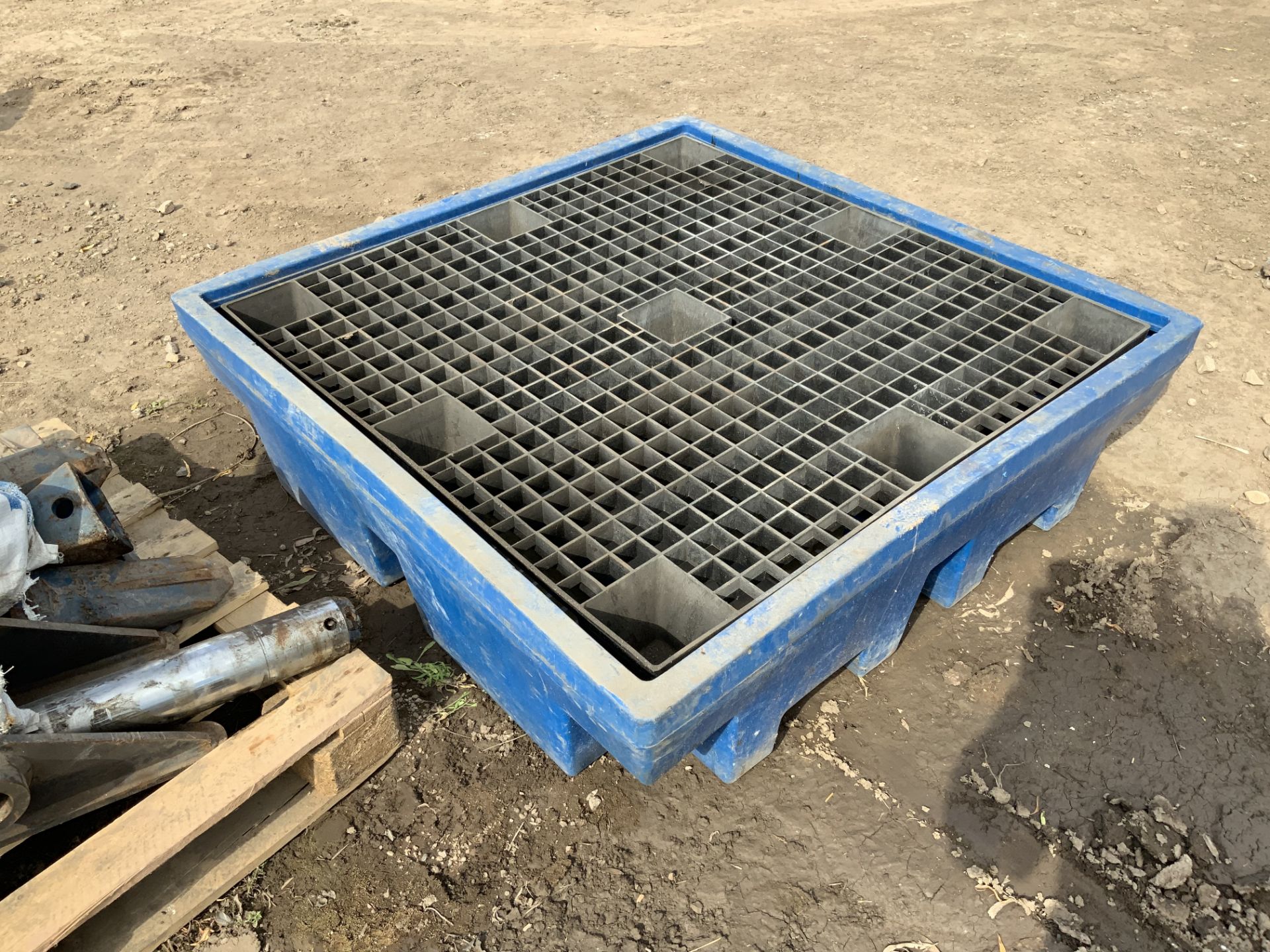 Make Unknown Plastic Bunded Oil Tray - (Located in Derby DE72 3RD - Collection By Appointment on