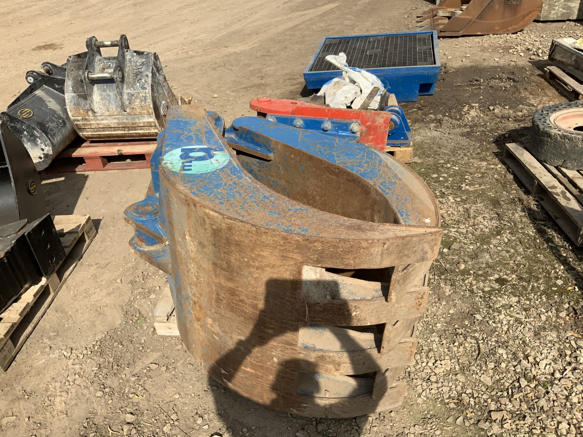 McQuaid Engineering MB2500 Solid Leg Grapple to Suit 20 Tonne Excavator, Serial No. MB00218 (2012) - Image 4 of 15