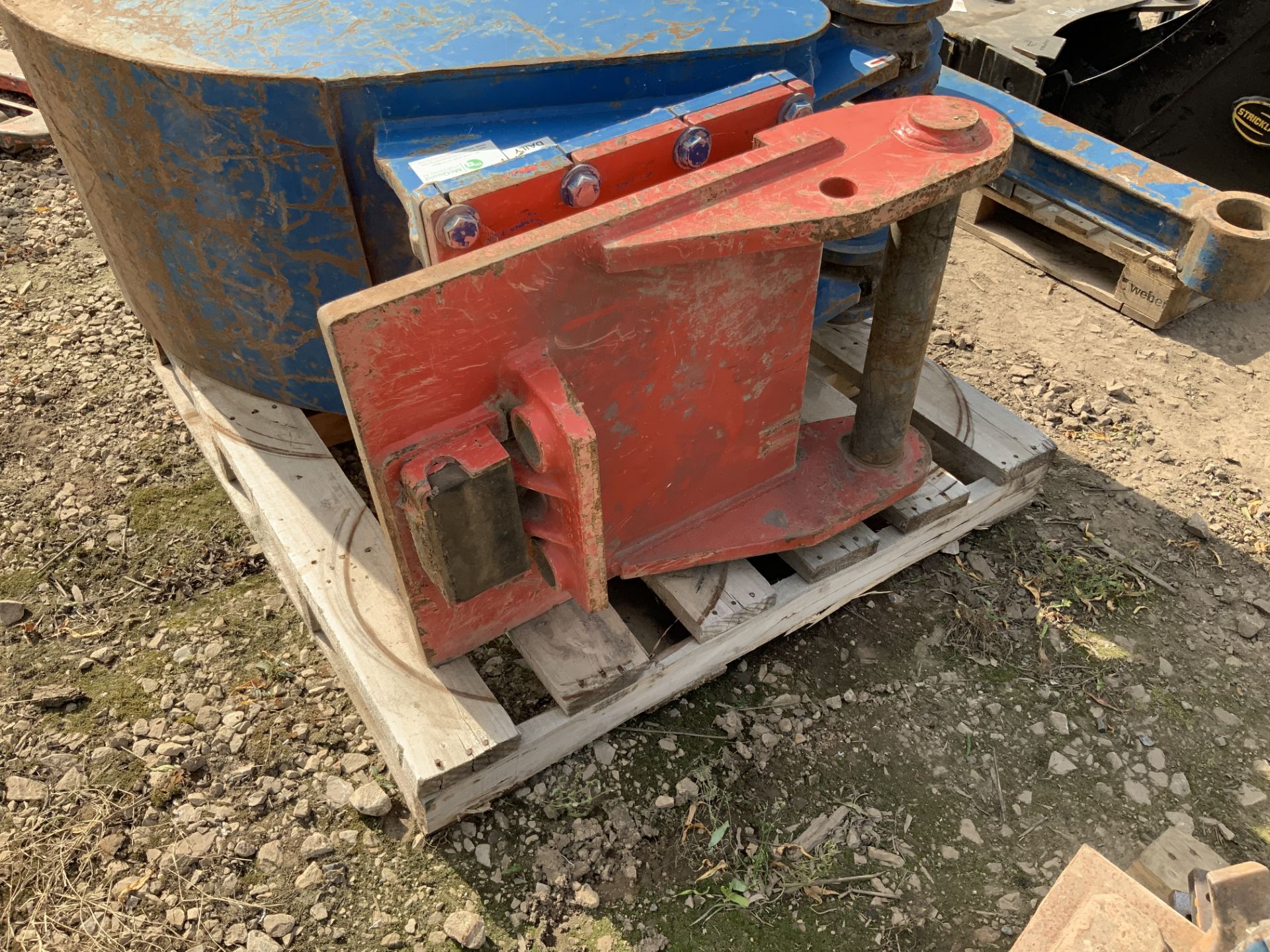 McQuaid Engineering MB2500 Solid Leg Grapple to Suit 20 Tonne Excavator, Serial No. MB00218 (2012) - Image 12 of 15