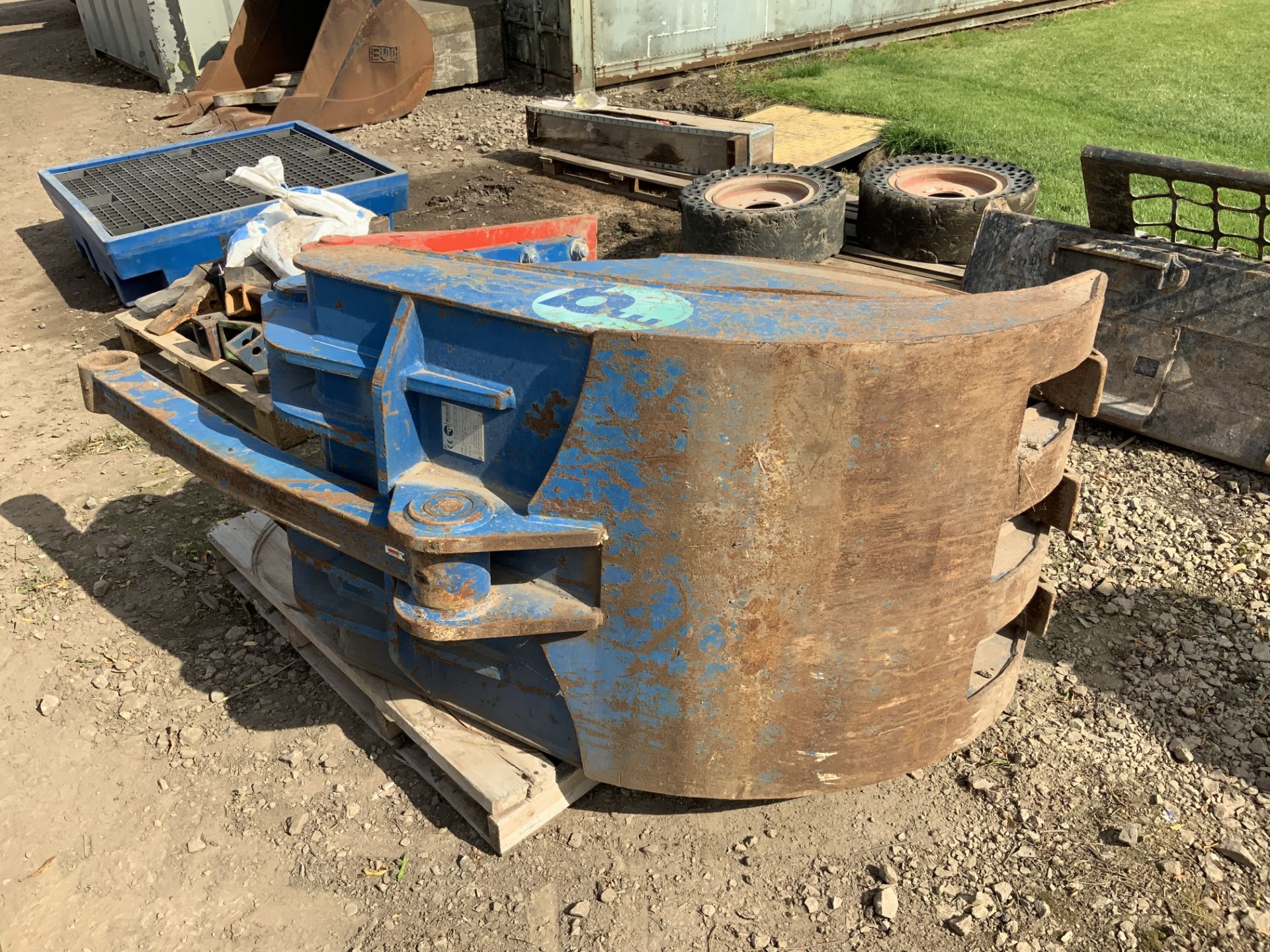 McQuaid Engineering MB2500 Solid Leg Grapple to Suit 20 Tonne Excavator, Serial No. MB00218 (2012) - Image 5 of 15