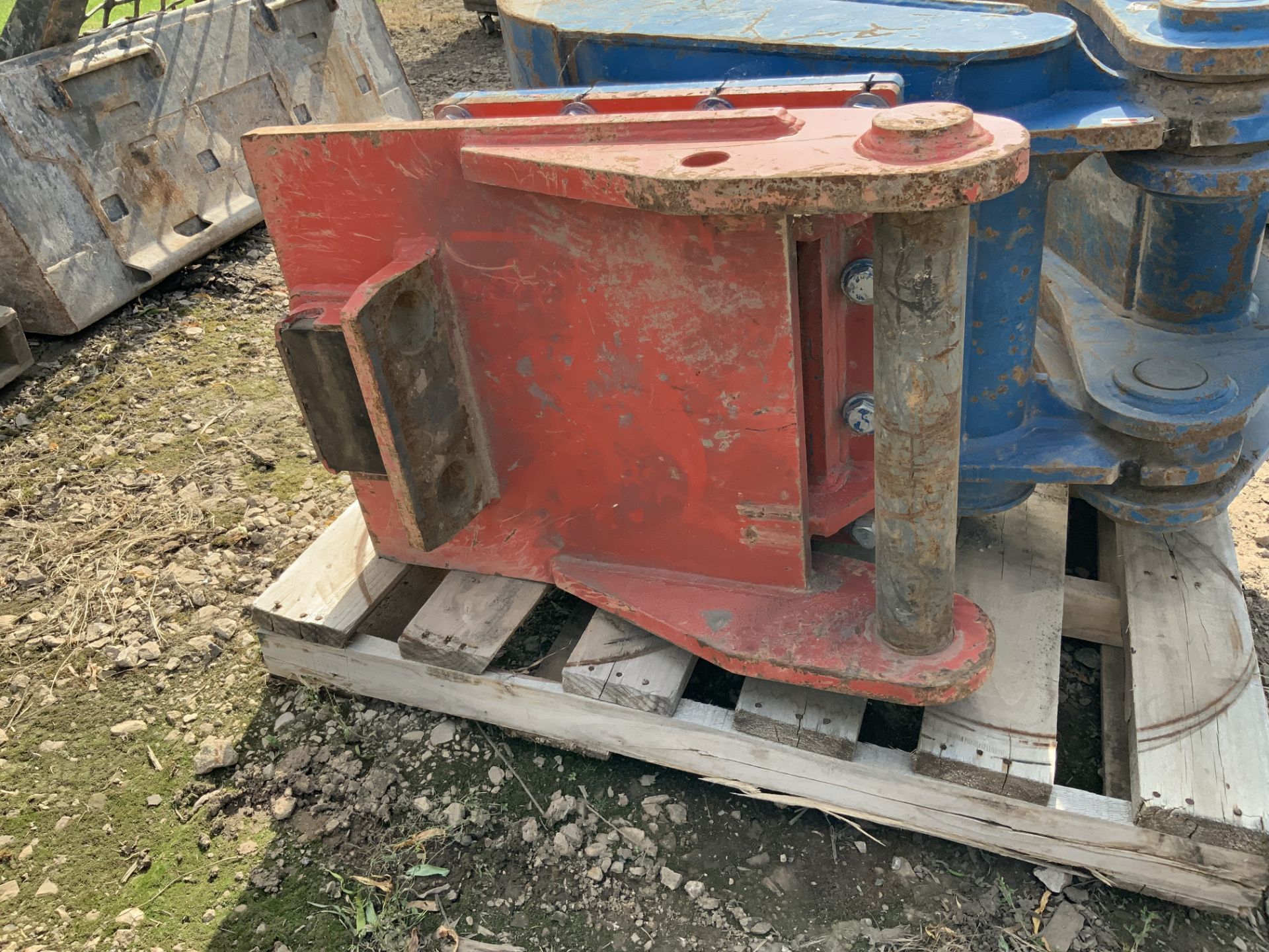 McQuaid Engineering MB2500 Solid Leg Grapple to Suit 20 Tonne Excavator, Serial No. MB00218 (2012) - Image 15 of 15