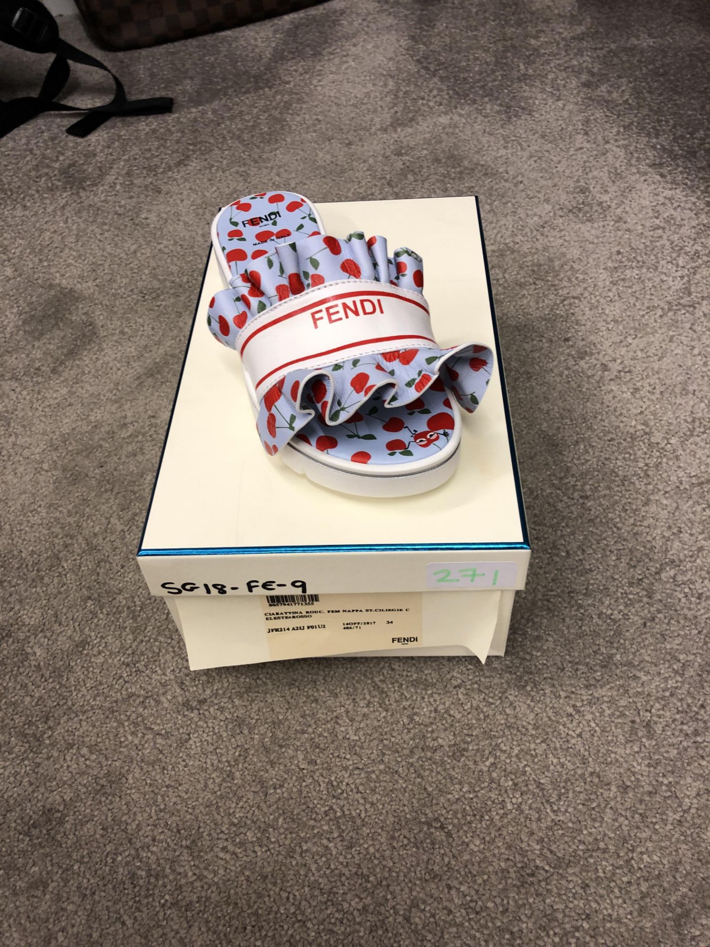 Box 15 6 Pairs: Fendi Childrens Shoe Style 270. Size 24 -34 1 Pair: Fendi Childrens Shoe Style - Bild 5 aus 13