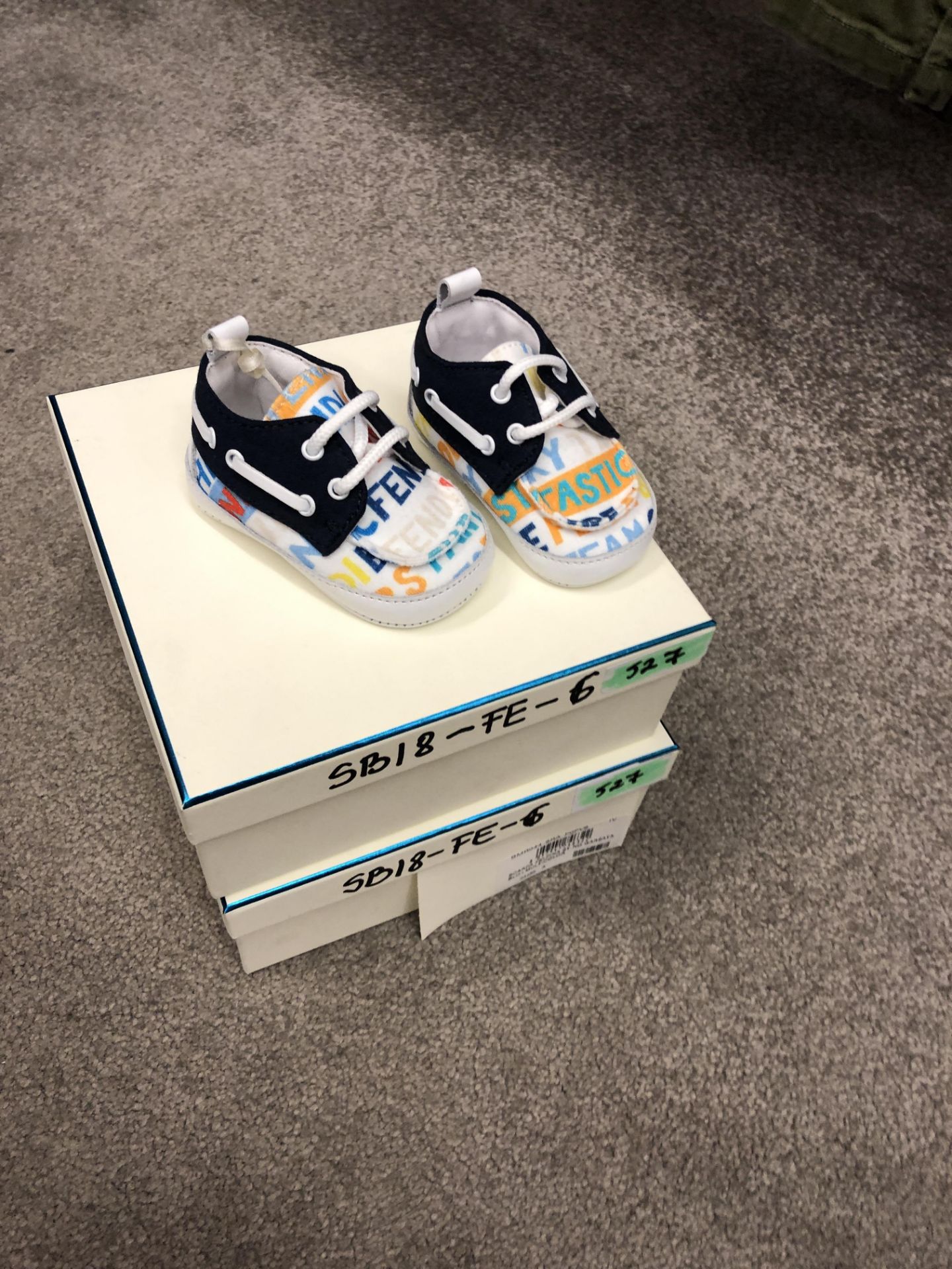 Box 15 6 Pairs: Fendi Childrens Shoe Style 270. Size 24 -34 1 Pair: Fendi Childrens Shoe Style - Bild 7 aus 13