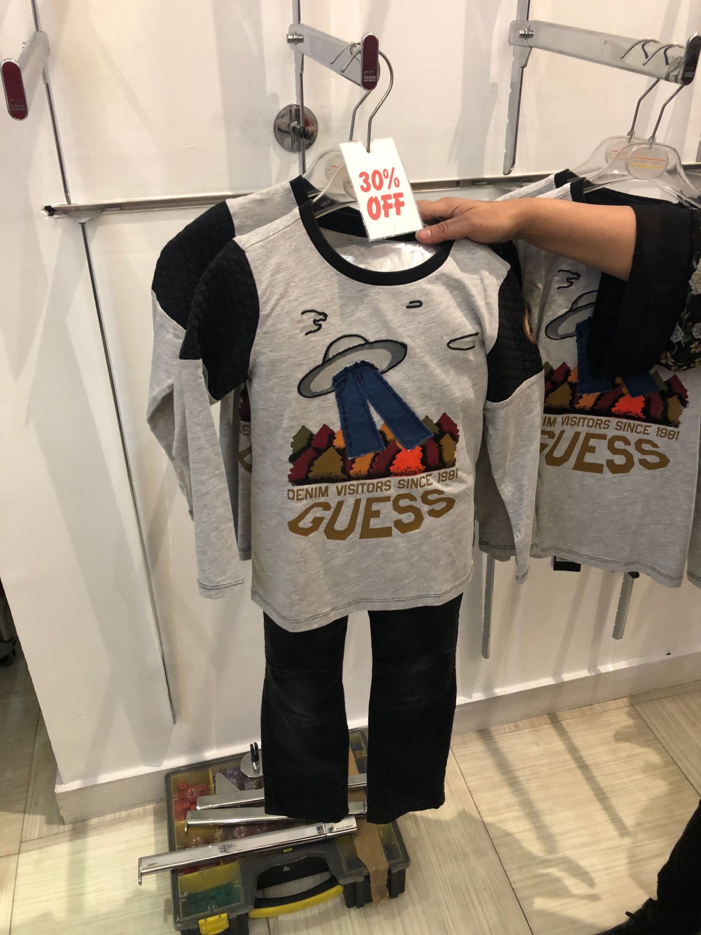 Box 57 - Guess Designer Wear 1: Age 1yr Guess 2pc Blue Outfit 1: Age 18mths Guess 2pc Blue Outfit 2: - Image 29 of 30