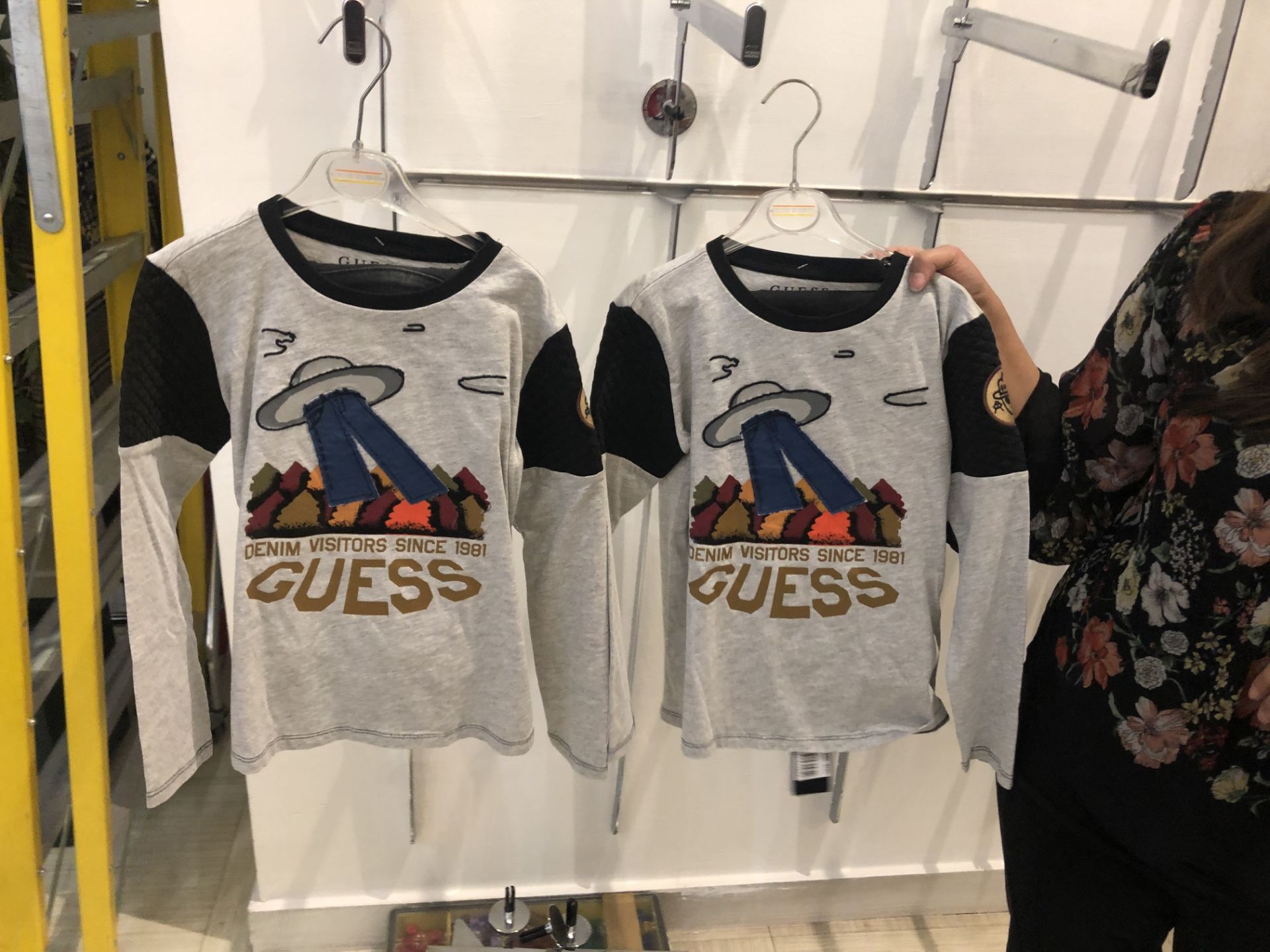 Box 57 - Guess Designer Wear 1: Age 1yr Guess 2pc Blue Outfit 1: Age 18mths Guess 2pc Blue Outfit 2: - Image 30 of 30