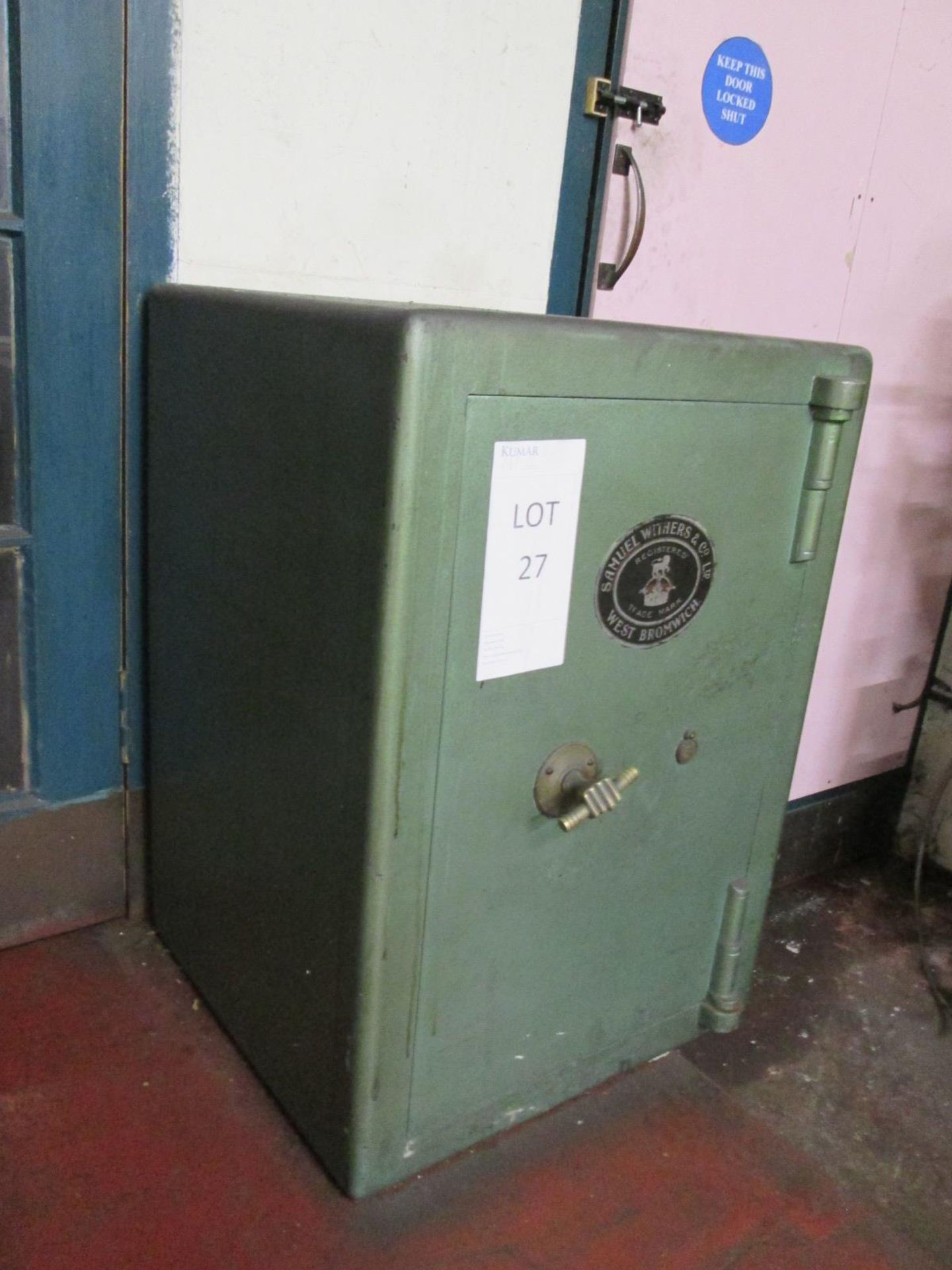 Samuel Withers & Co Floor Safe, Size 610 mm x 600 mm x 870 mm, Note no key present - Image 3 of 7