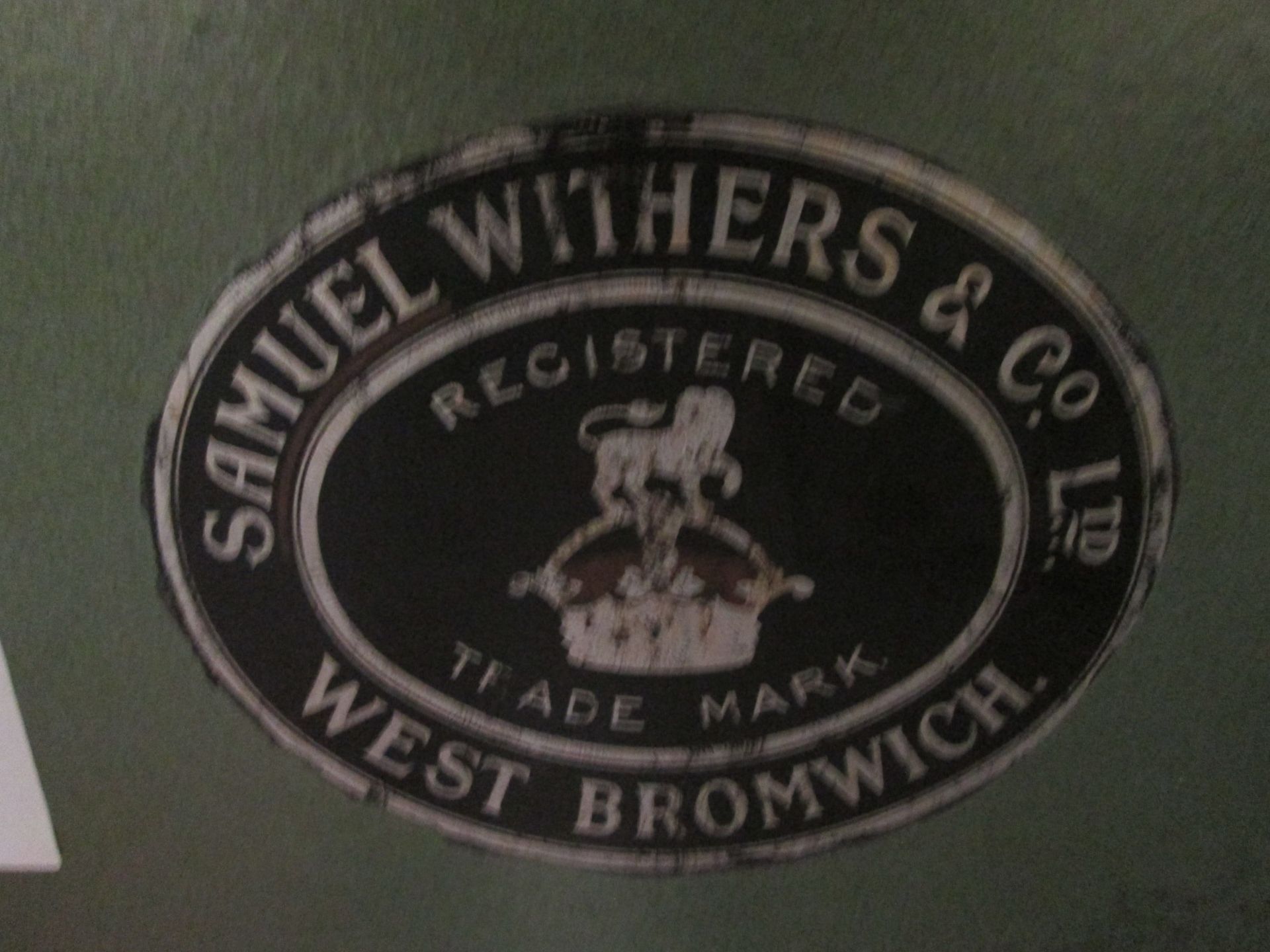 Samuel Withers & Co Floor Safe, Size 610 mm x 600 mm x 870 mm, Note no key present - Image 4 of 7