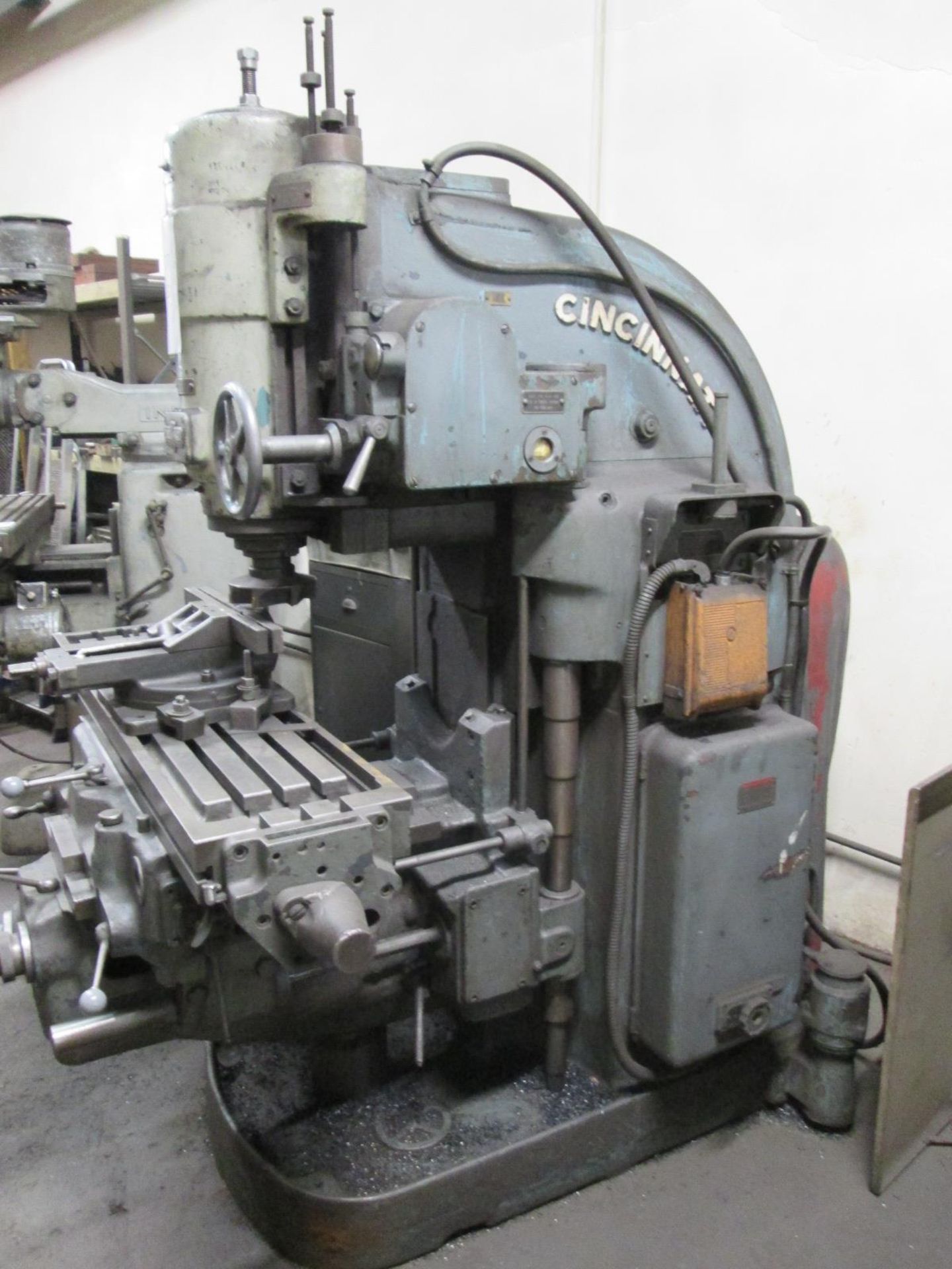 Cincinnati No 3 Vertical Milling Machine, Table size 1360 mm x 310 mm, Spindle speeds 20-1200 rpm, - Image 3 of 12
