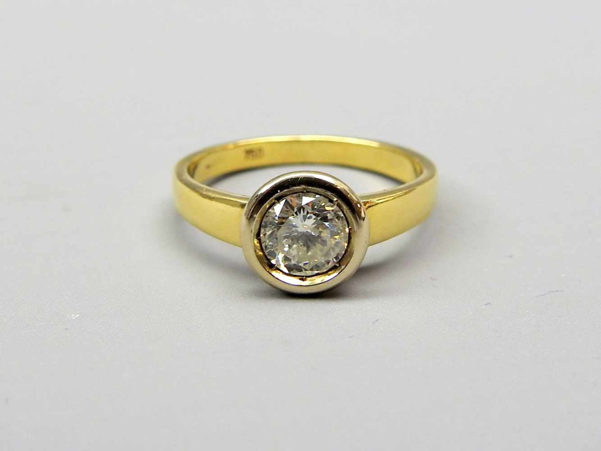 Diamant-Ring18 K. Gelbgold, mit Diamantbesatz von ca. 1 ct. Pipet 2, Wesselton. Ringgröße 57