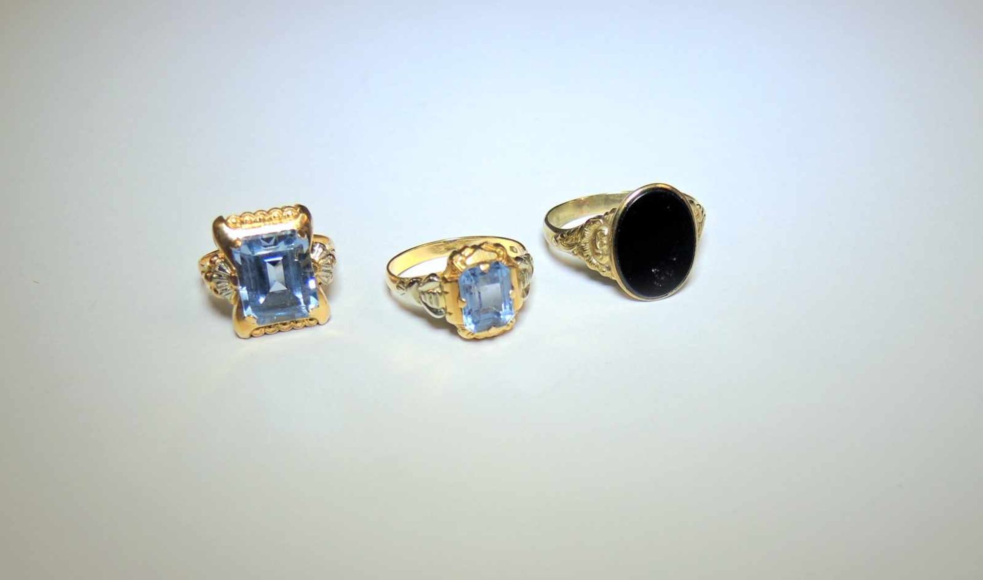 Konvolut von Farbstein-Ringen8 - 18 K. Gelbgold. 3 Ringe mit Farbsteinbesatz, 1 mit Onyx. Gewicht