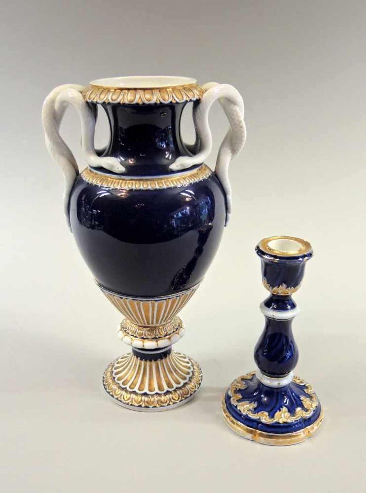 Meissen, Schlangenhenkel-Vase und KerzenhalterPorzellan, jeweils am Boden mit unterglasurblauer