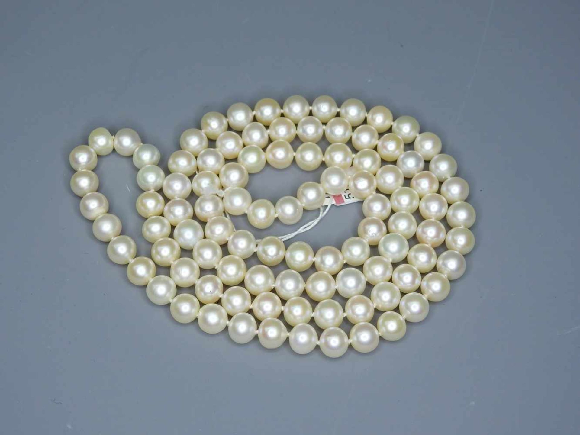 Elegante PerlenketteOriginal, mit feinem Lüster. Deutschland, 60er/70er Jahre. L ca. 40 cm, Ø