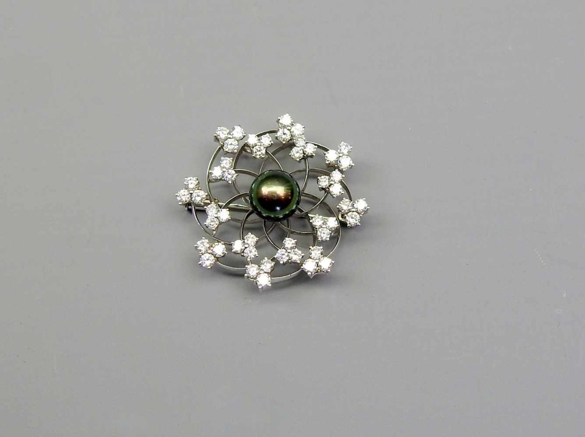 Feine Brosche mit OrientperleMit ausgezeichnetem Lüster und Diamantbesatz von ca. 2,5 ct., Farbe: