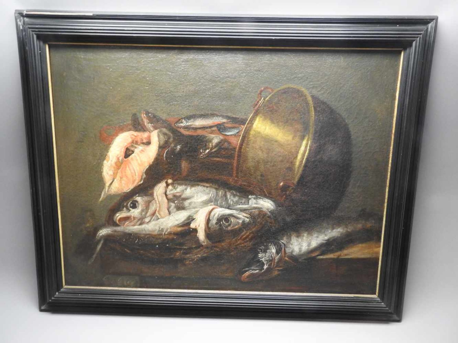 Fische-Stillleben nach Wilhelm van AelstÖl/Leinwand. Auf Tisch drapierte Töpfe und Fische, teils - Bild 2 aus 2