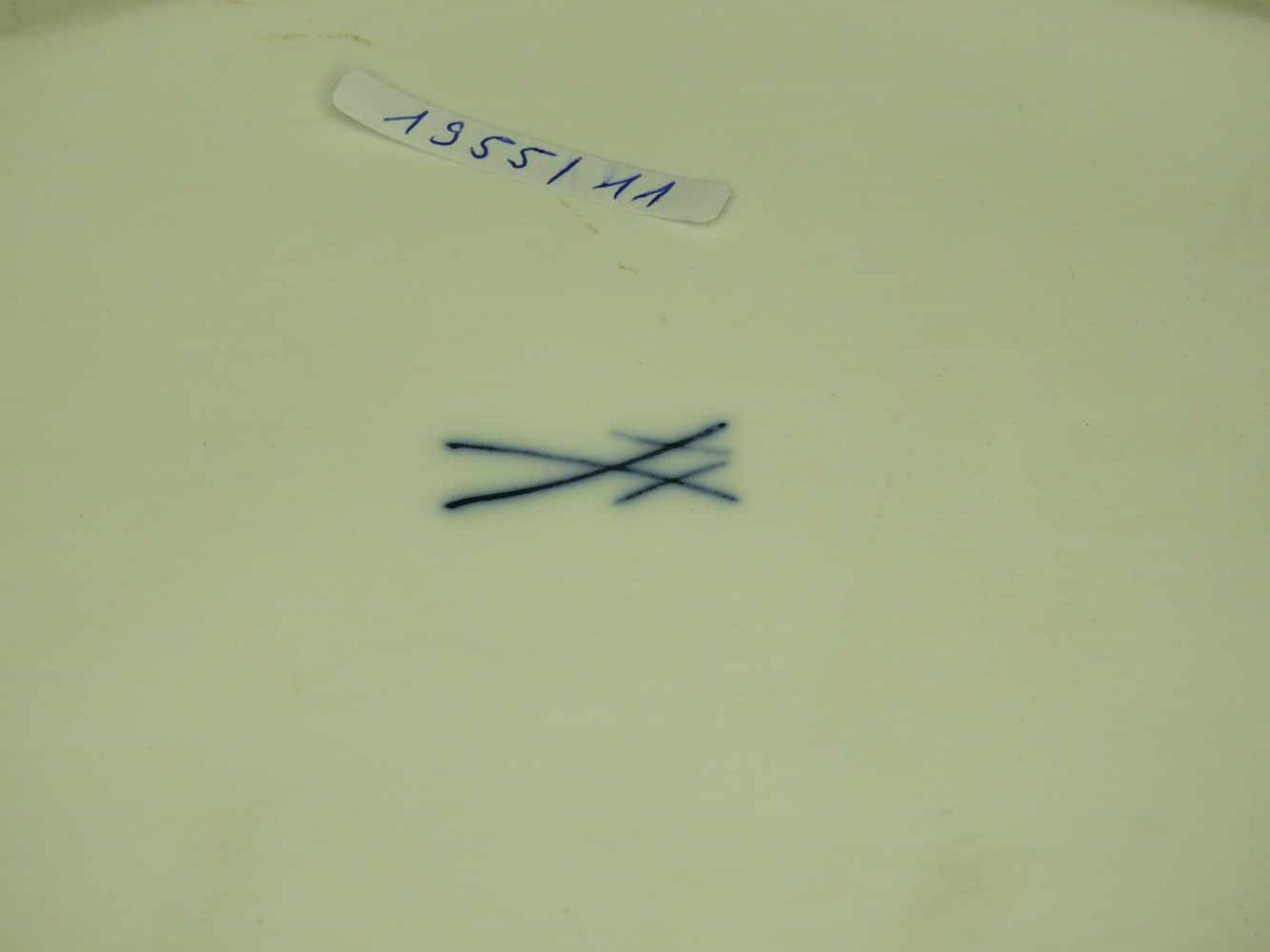 Meissen, DeckelterrinePorzellan, am Boden mit blauer Schwertermarke gekennzeichnet, nummeriert. - Image 2 of 2