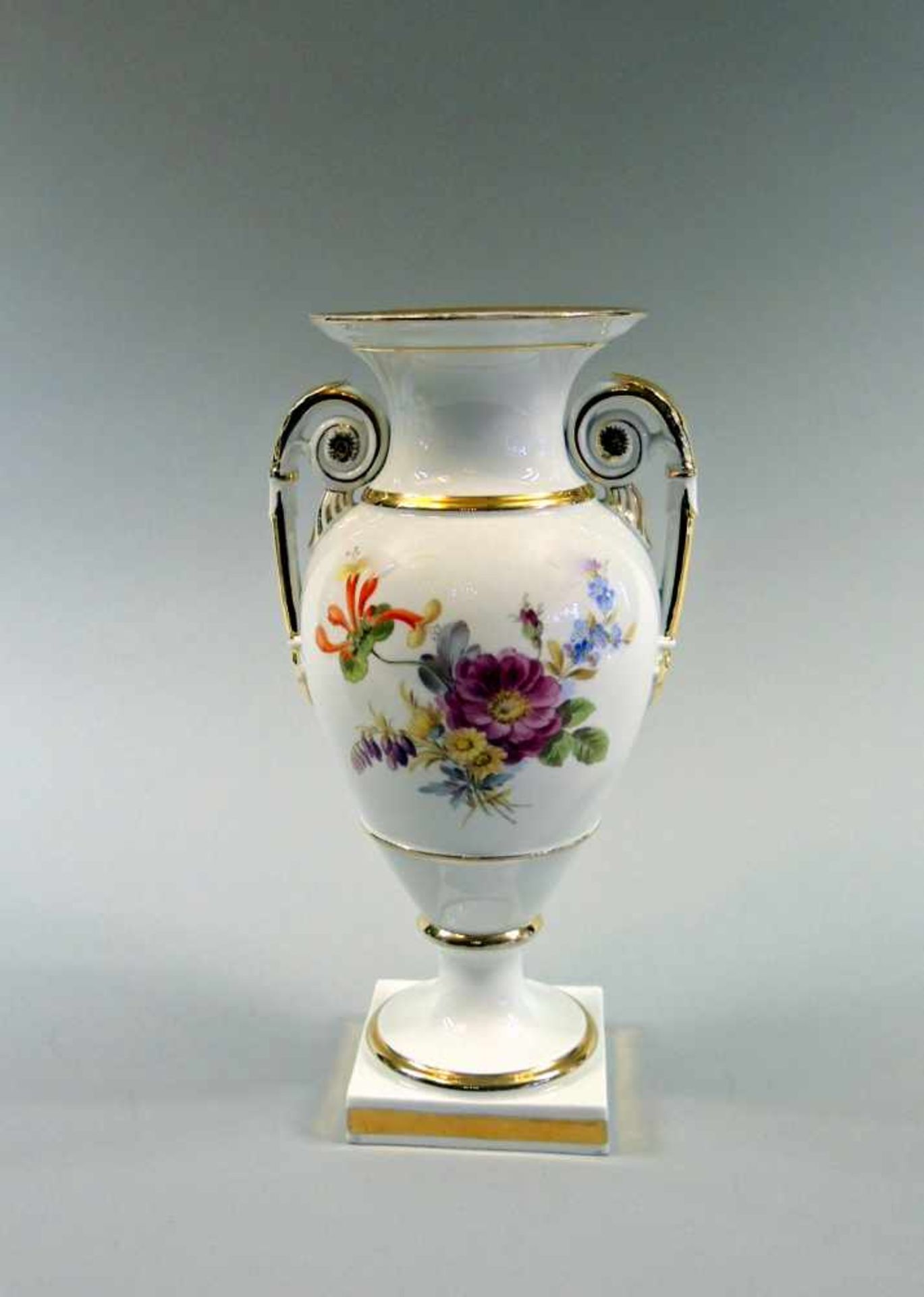 Meissen, Henkelvase mit BlumenbouquetPorzellan, am Boden mit unterglasurblauer Schwertermarke