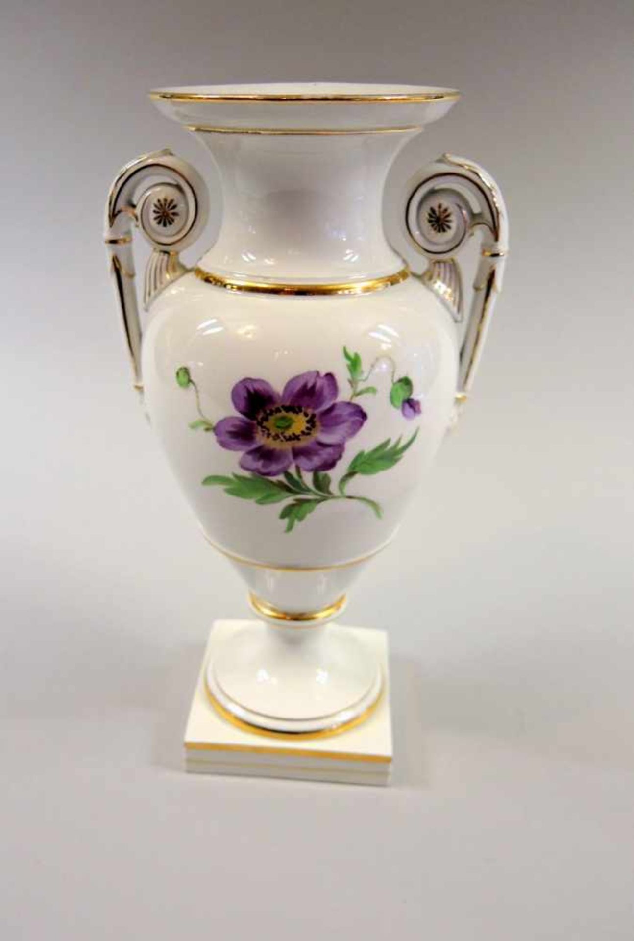 Meissen, Henkelvase mit BlumenbouquetPorzellan, am Boden mit unterglasurblauer Schwertermarke