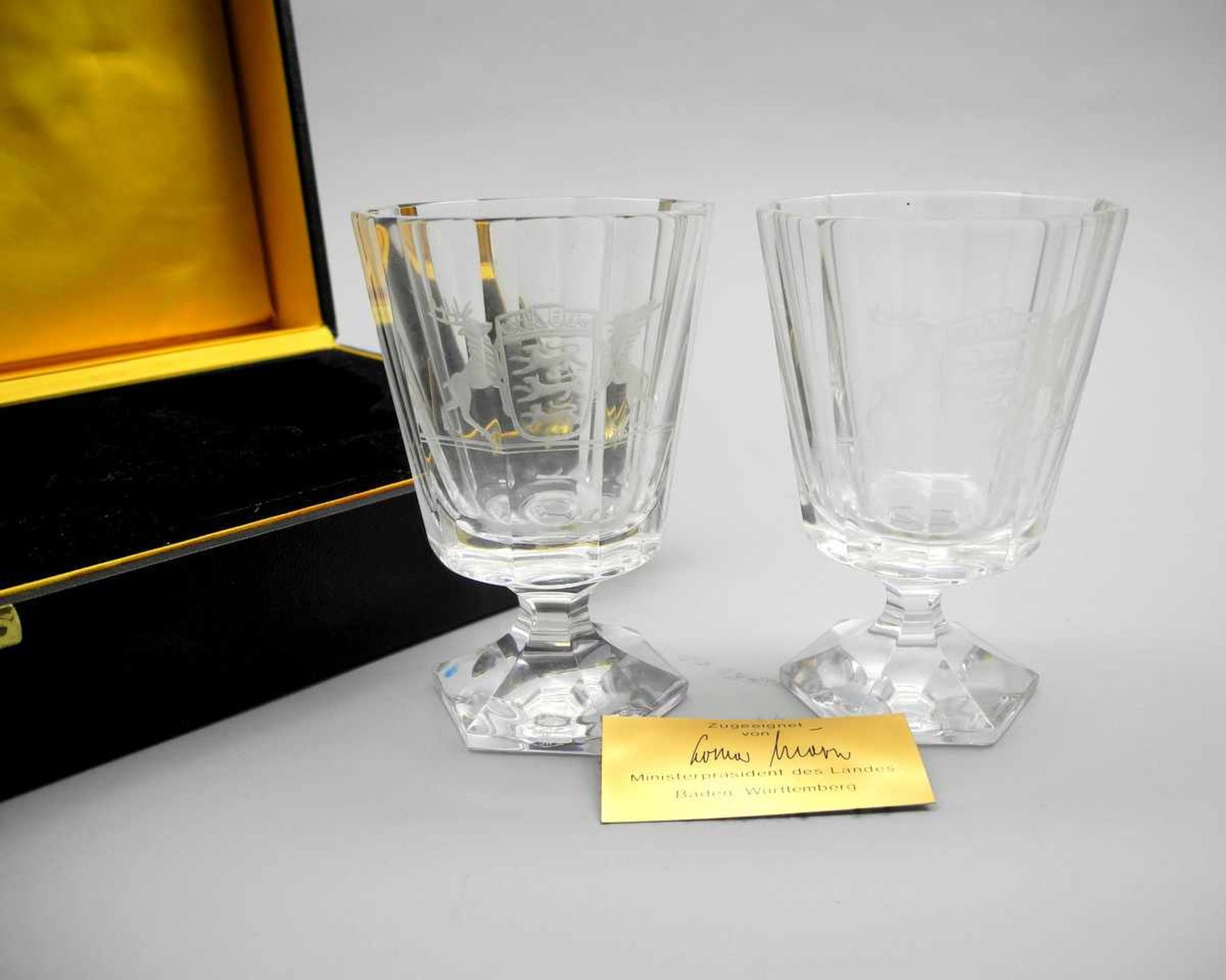 Paar Wappengläser von Baden-WürttembergKristallglas geschliffen. Paar Gläser mit regelmäßig