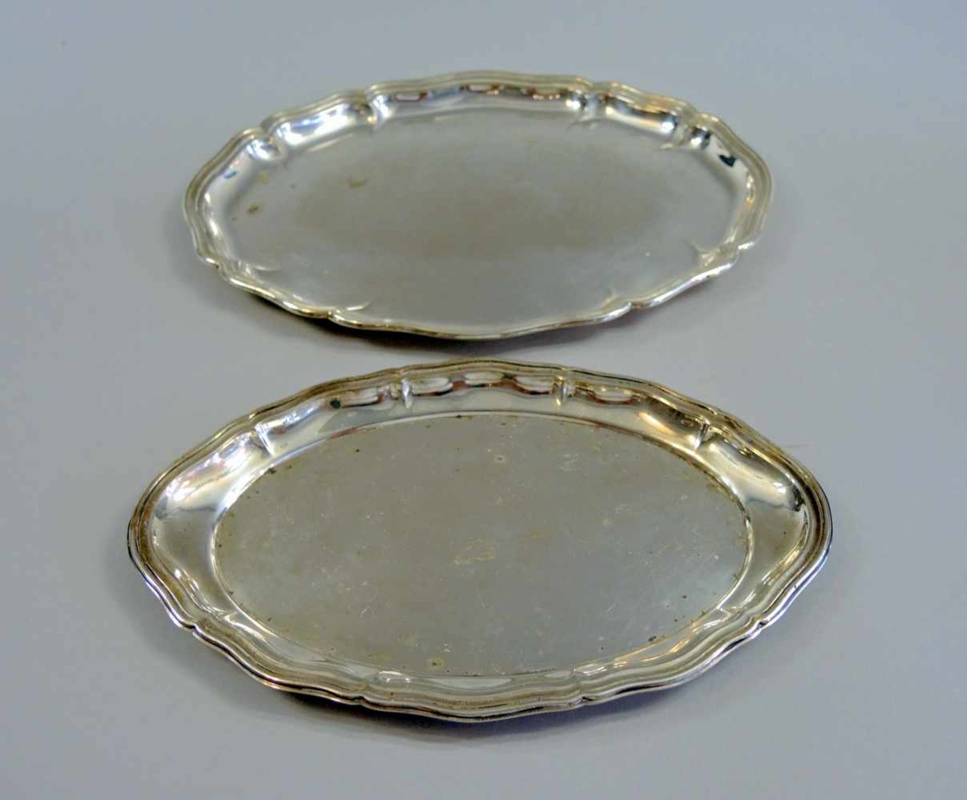 2 ovale Silber-TablettsSilber 800/Silber 835, jeweils rückseitig am Rand mit Feingehalt, Halbmond