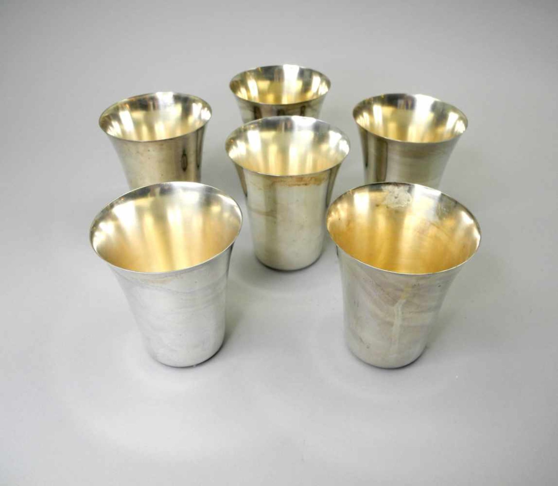 6-teiliges Trinkbecher-SetSilber plated, jeweils am Boden "Hoka" bezeichnet. Set bestehend aus 6