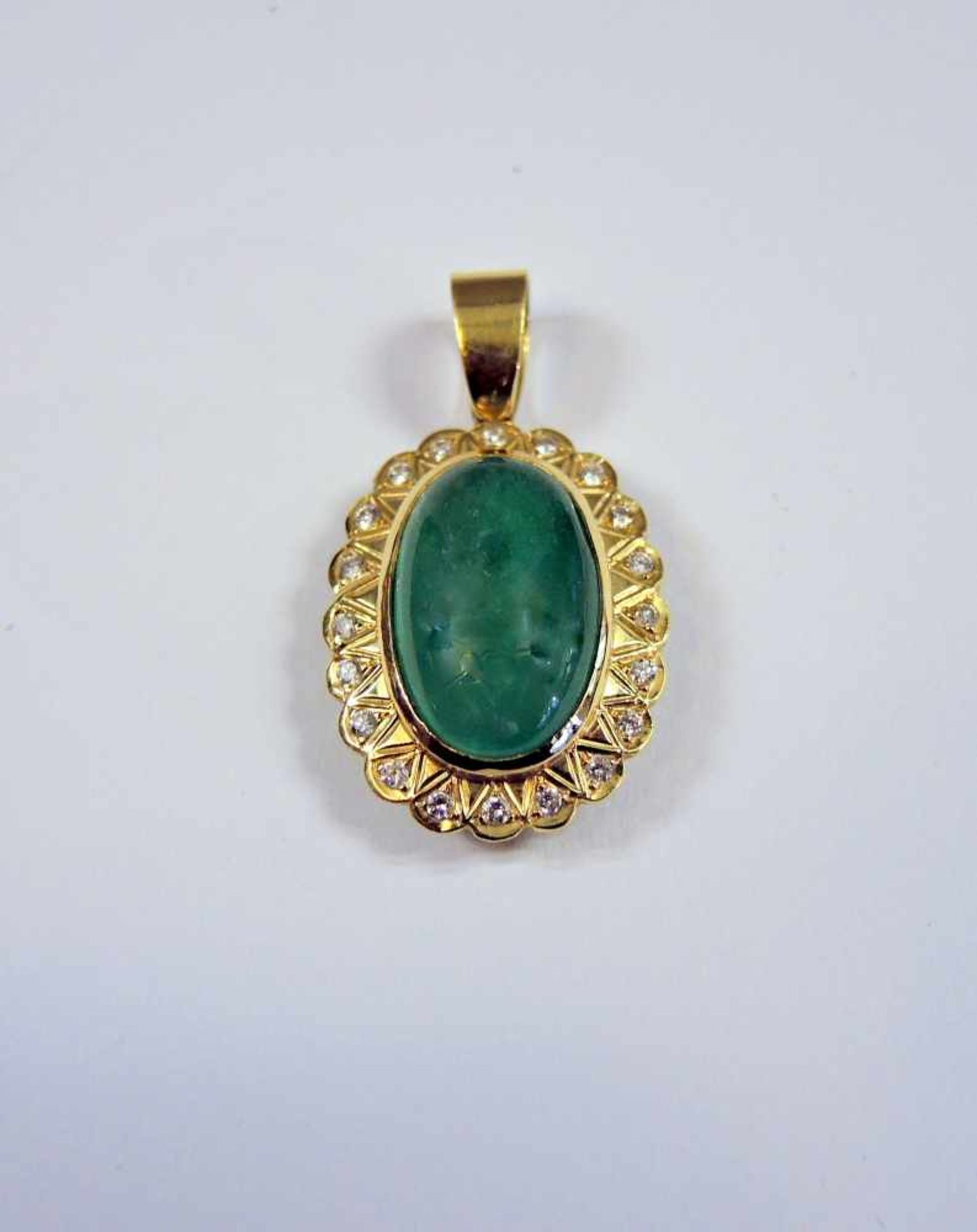 Großer Smaragd-Cabochon-Anhänger18 K. Gelbgold, mit Diamantbesatz von ca. 0,30 ct, Farbe: g,