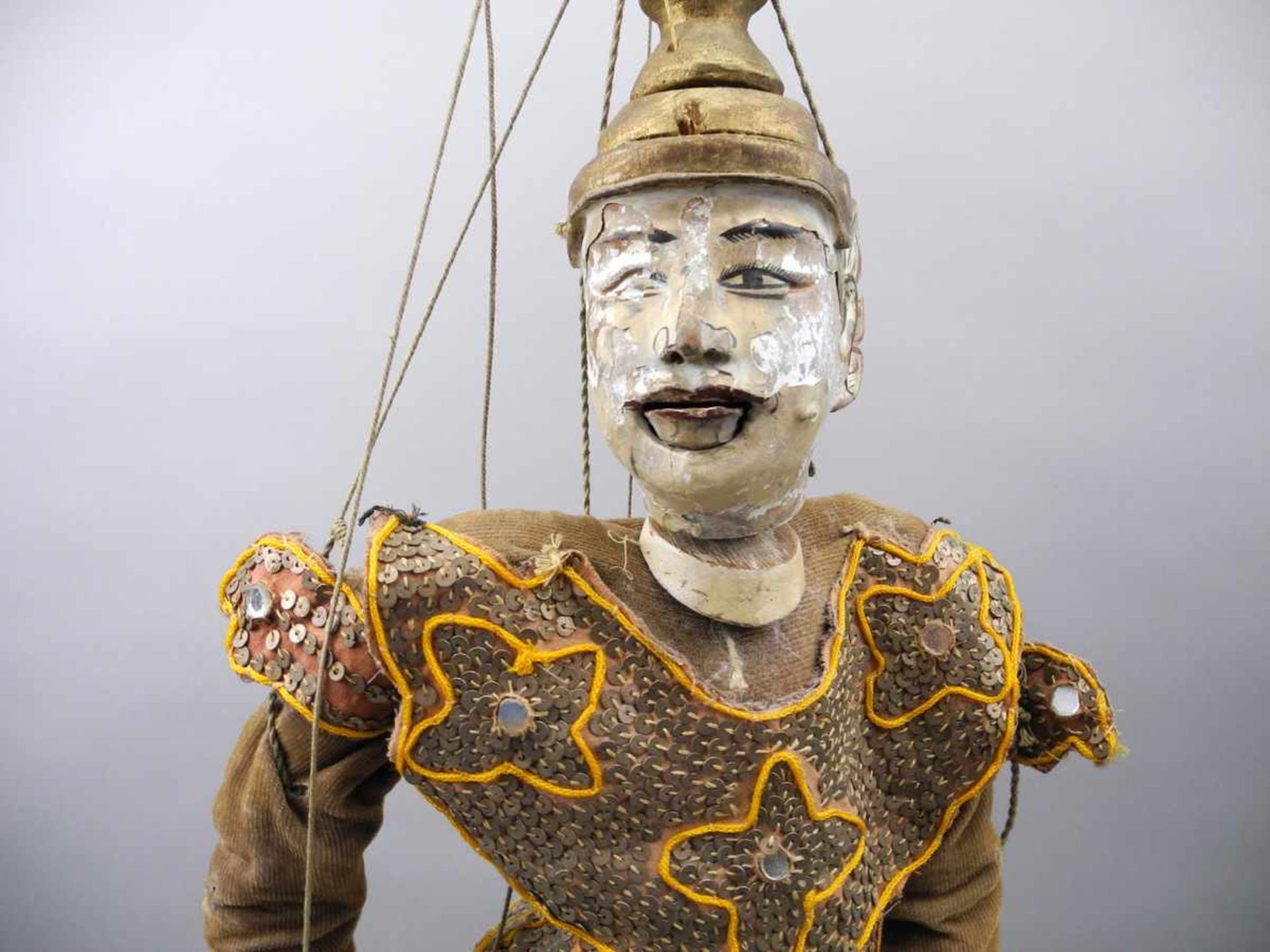 Thailändische MarionetteHolz und Stoff. Große Marionette mit Perlen besticktem Gewand in - Bild 2 aus 3