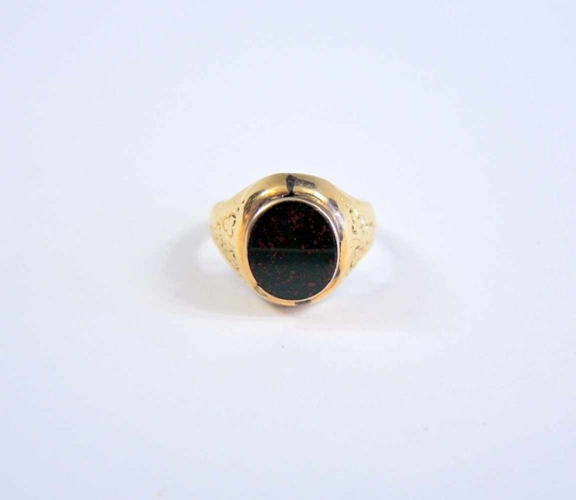 Carniol-Ring14 K. Gelbgold. Deutschland, um 1890. Ringgröße 52. Gewicht 3,2 g