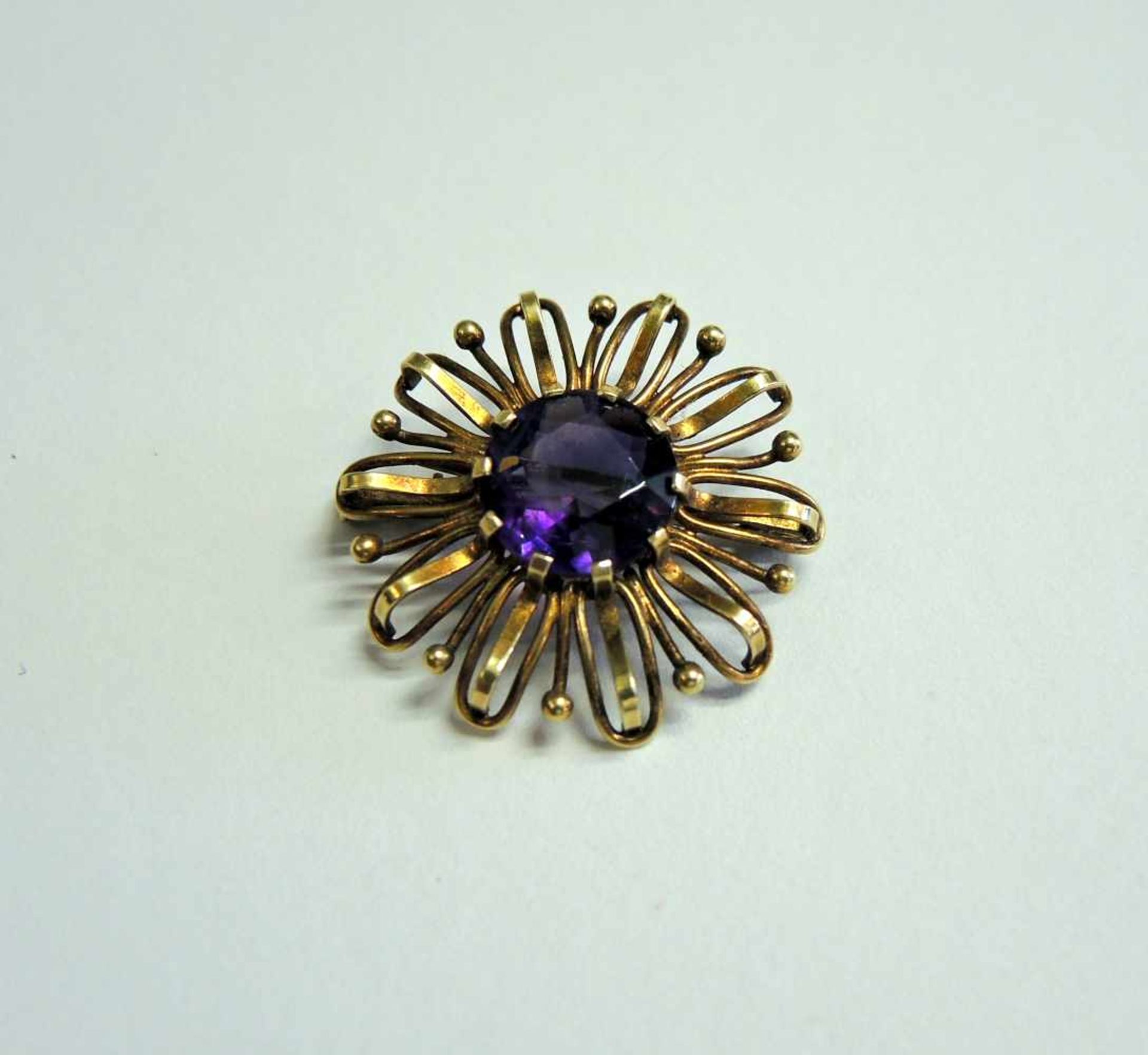 Brosche mit Amethyst14 K. Gelbgold. In guter Erhaltung. Deutschland, 1960er-Jahre. Ø ca. 3 cm,