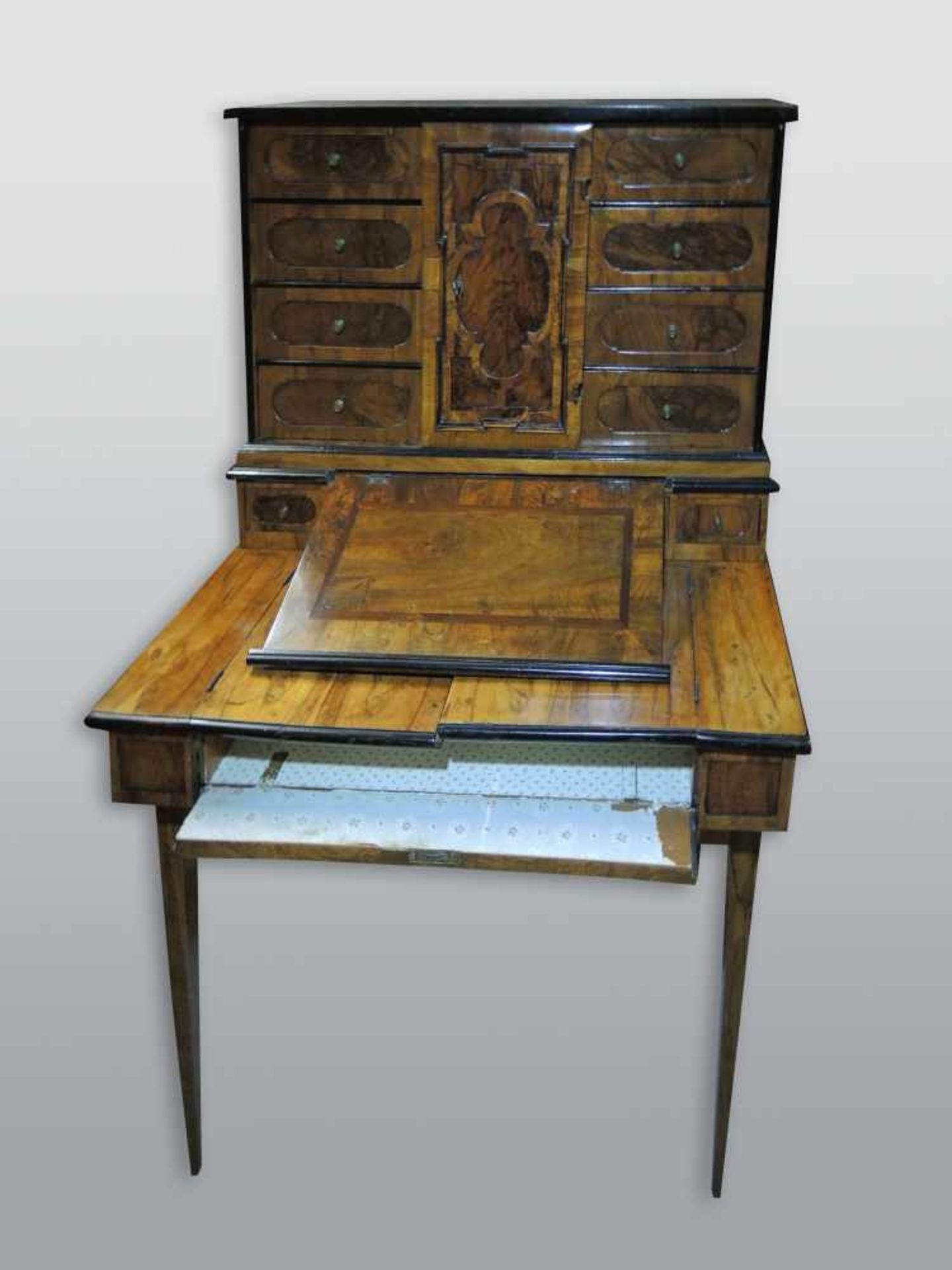 Aufsatz-Schreibmöbel mit TabernakelNussbaum-Untergestell. Aufsatz um 1820, Untergestell um 1860. - Bild 3 aus 3