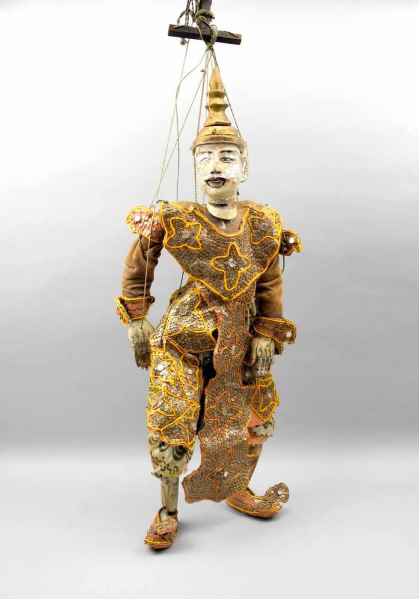 Thailändische MarionetteHolz und Stoff. Große Marionette mit Perlen besticktem Gewand in