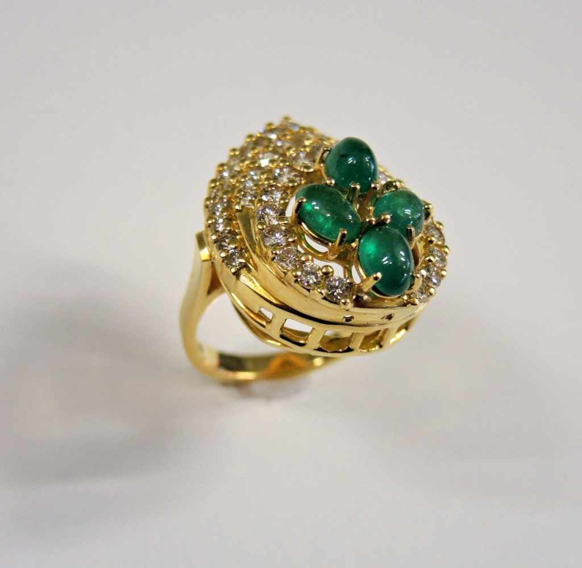 Diamant-Smaragd-Ring18 K. Gelbgold, besetzt mit Diamanten von zusammen ca. 2 ct., Farbe: g,