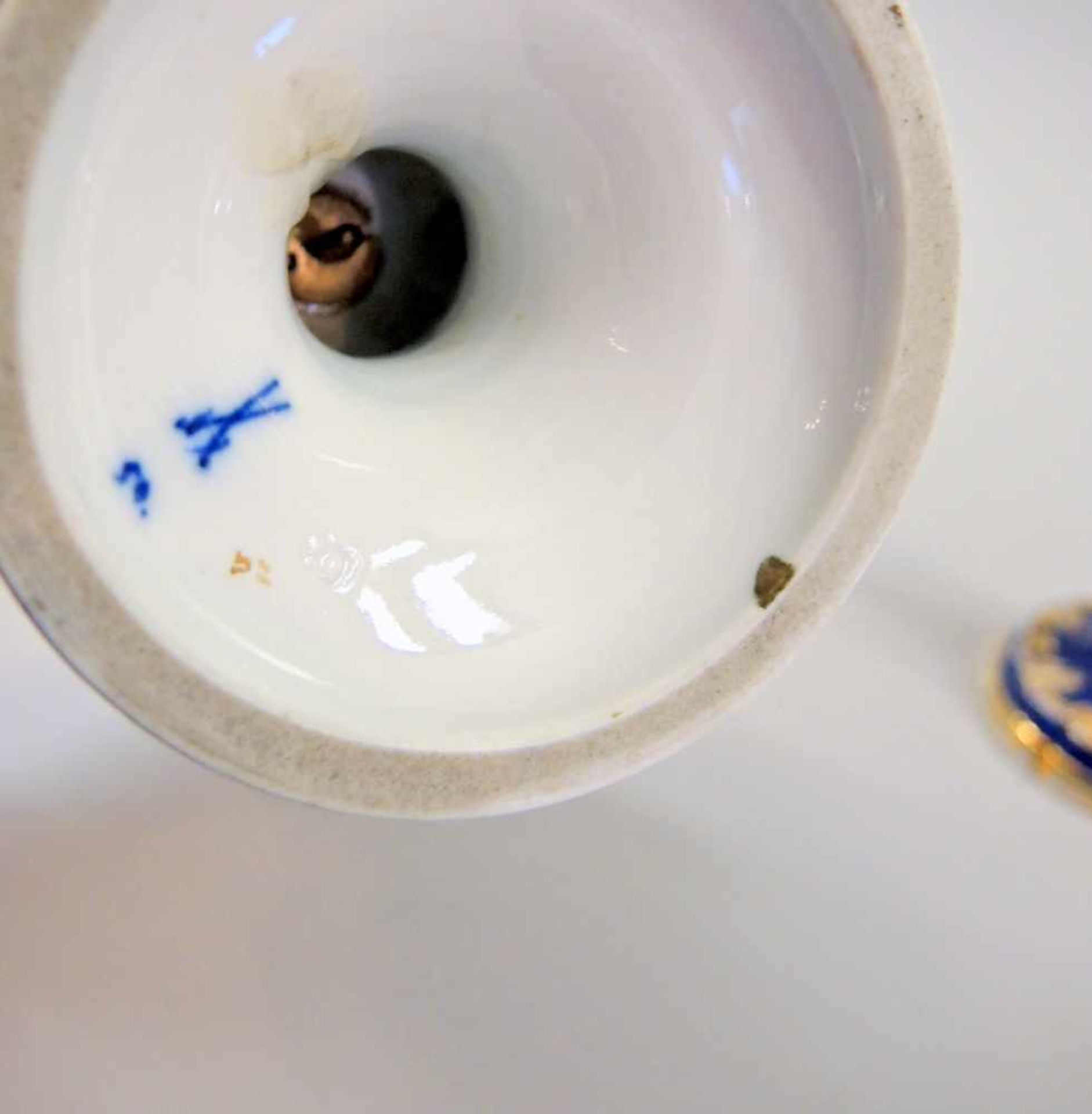 Meissen, Schlangenhenkel-Vase und KerzenhalterPorzellan, jeweils am Boden mit unterglasurblauer - Image 3 of 3