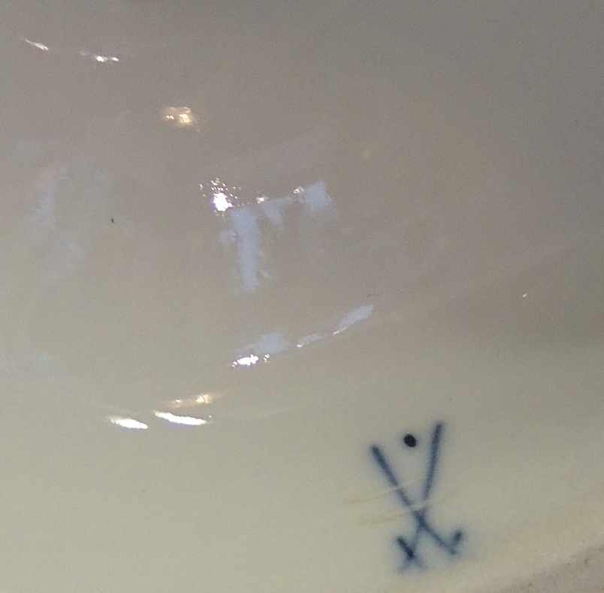 Meissen, Henkelvase mit BlumenbouquetPorzellan, am Boden mit unterglasurblauer Schwertermarke - Image 3 of 3