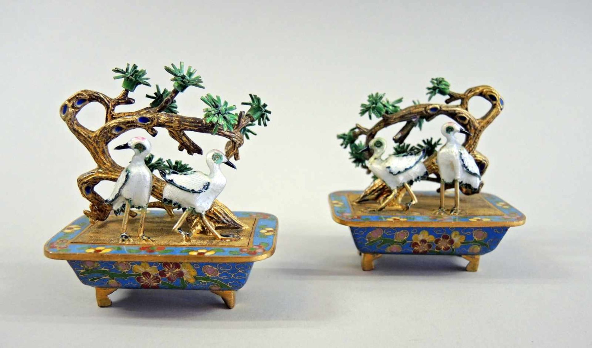 2 asiatische Miniatur-SchalenMessing, emailliert. Vögel und Baumwerk auf rechteckigem Sockel mit