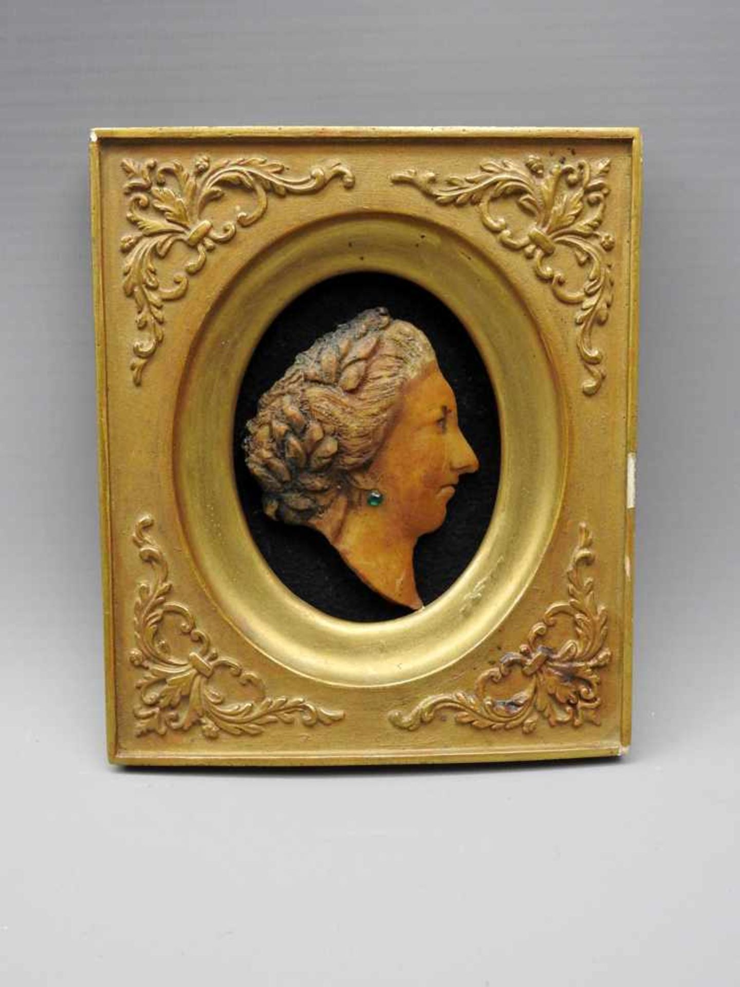 Kleines HalbreliefDarstellung einer Dame, polychrom bemalt und gold staffiert, im originalen Rahmen.