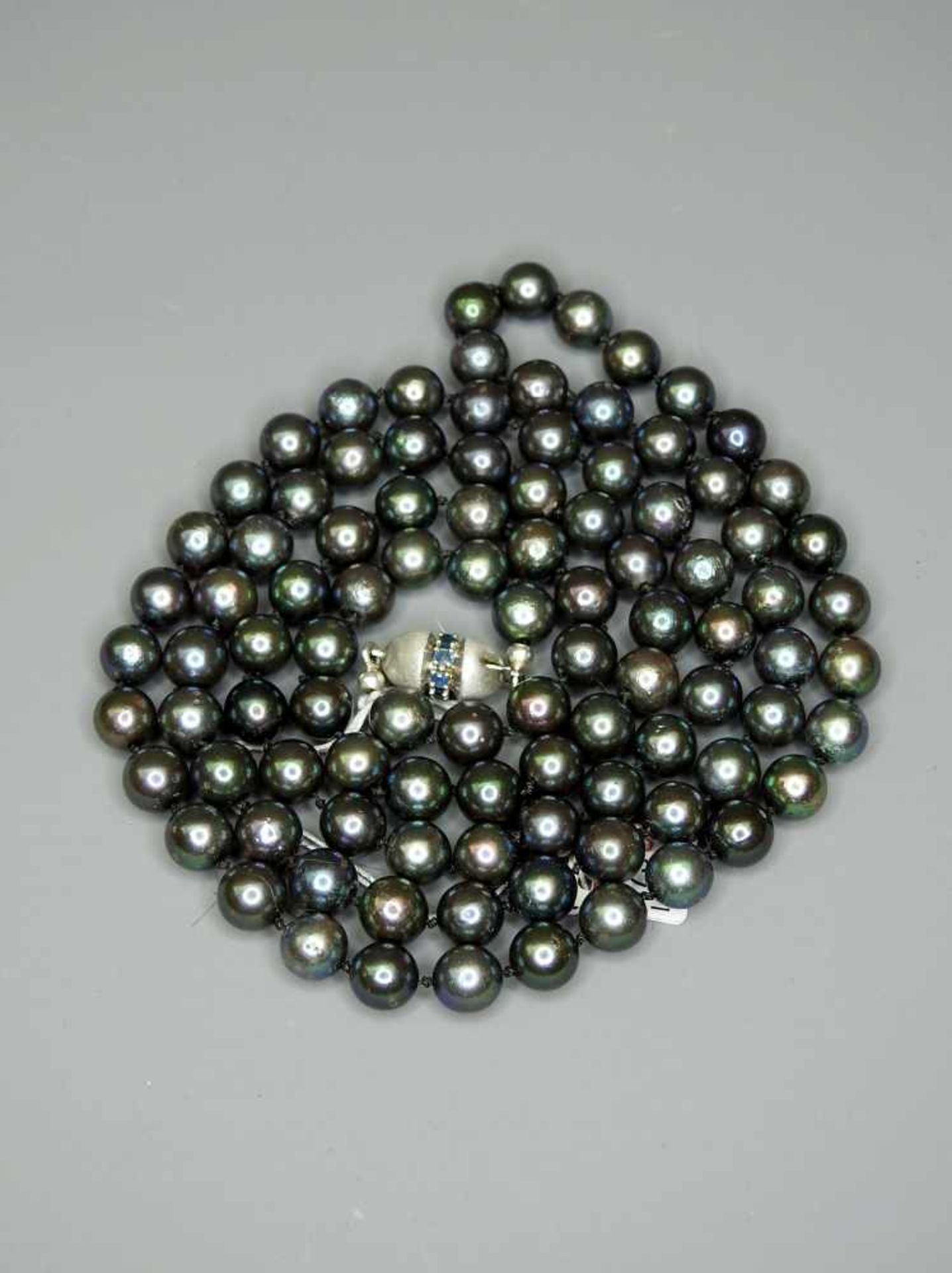 Lange Pfauenaugen-PerlenketteMit schwarzen Pfauenaugen-Perlen, 14 K. Weißgold-Verschluss mit
